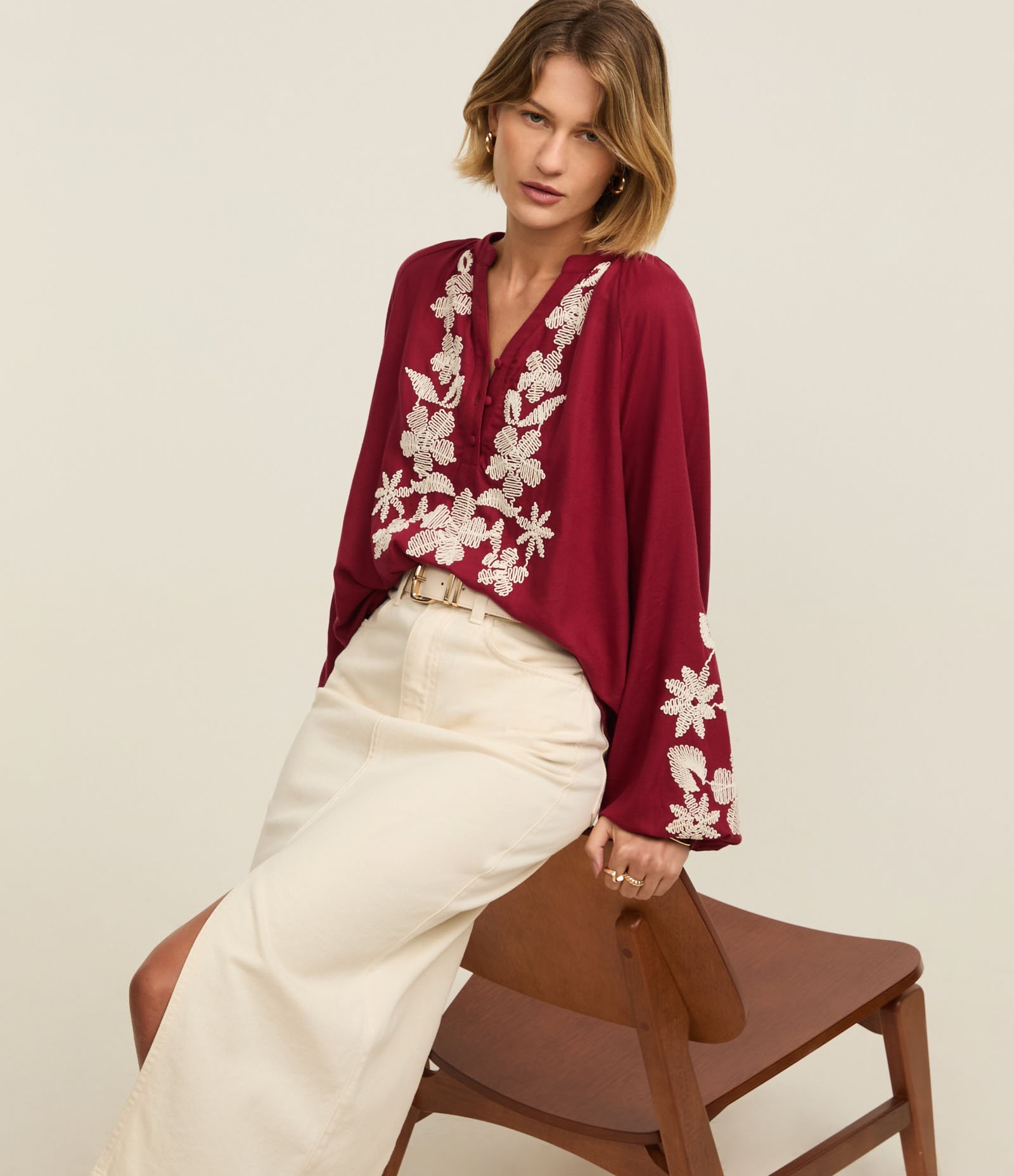 Blusa em Viscolinho com Botões e Bordado Floral Vermelho 6