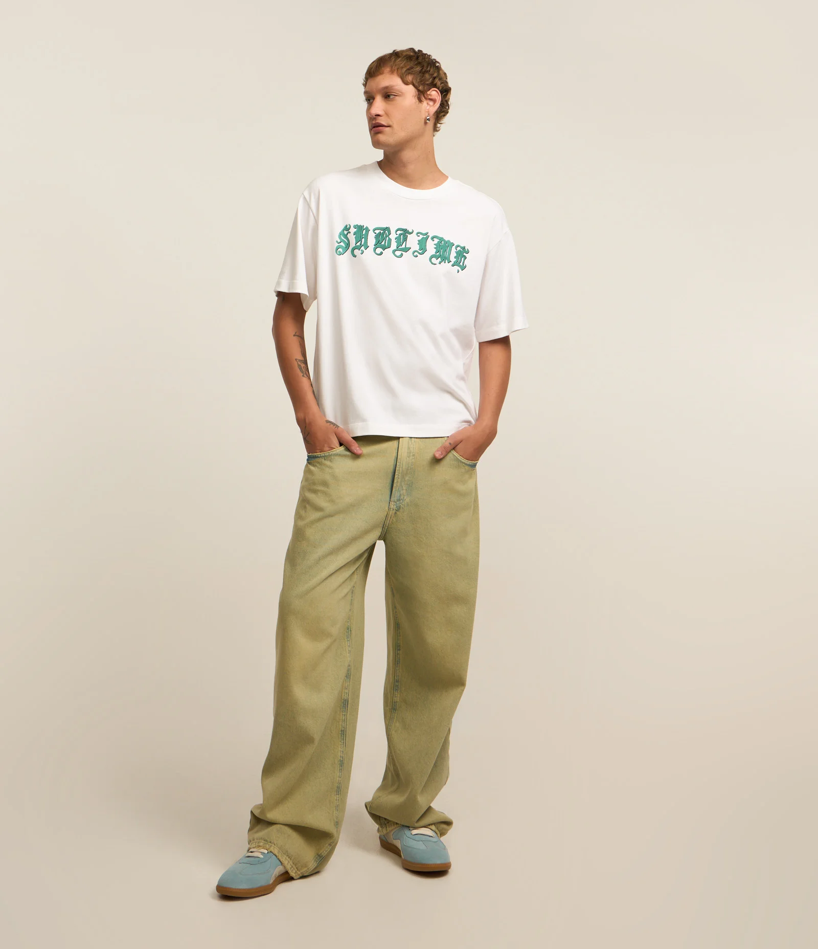 Calça Super Baggy em Jeans com Lavagem Dirty e Cinto Faixa Verde 1