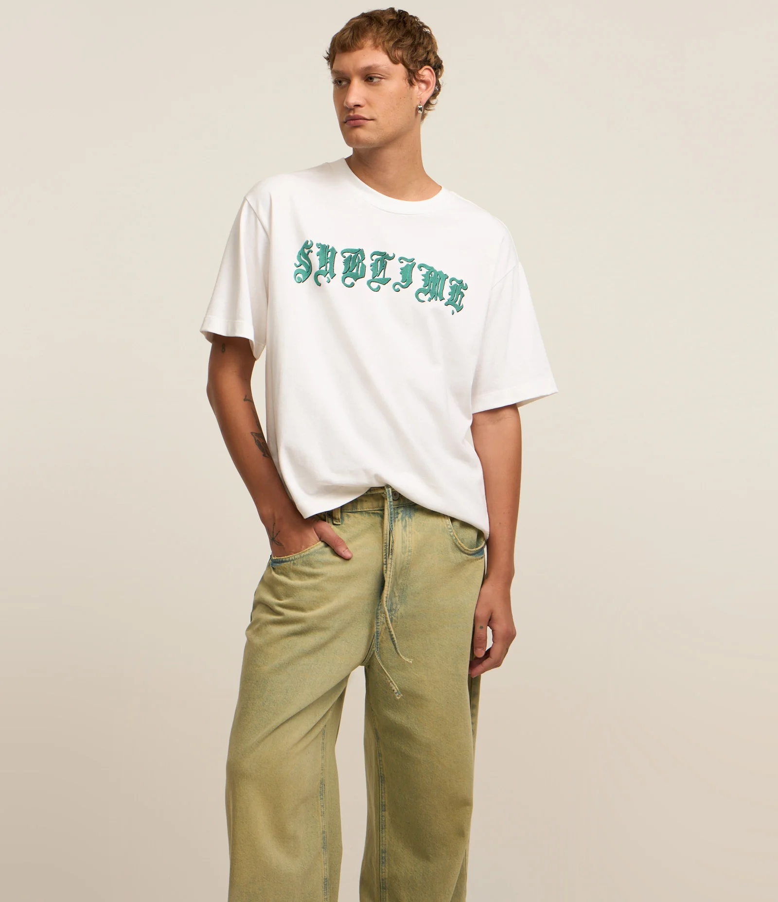 Calça Super Baggy em Jeans com Lavagem Dirty e Cinto Faixa Verde 2