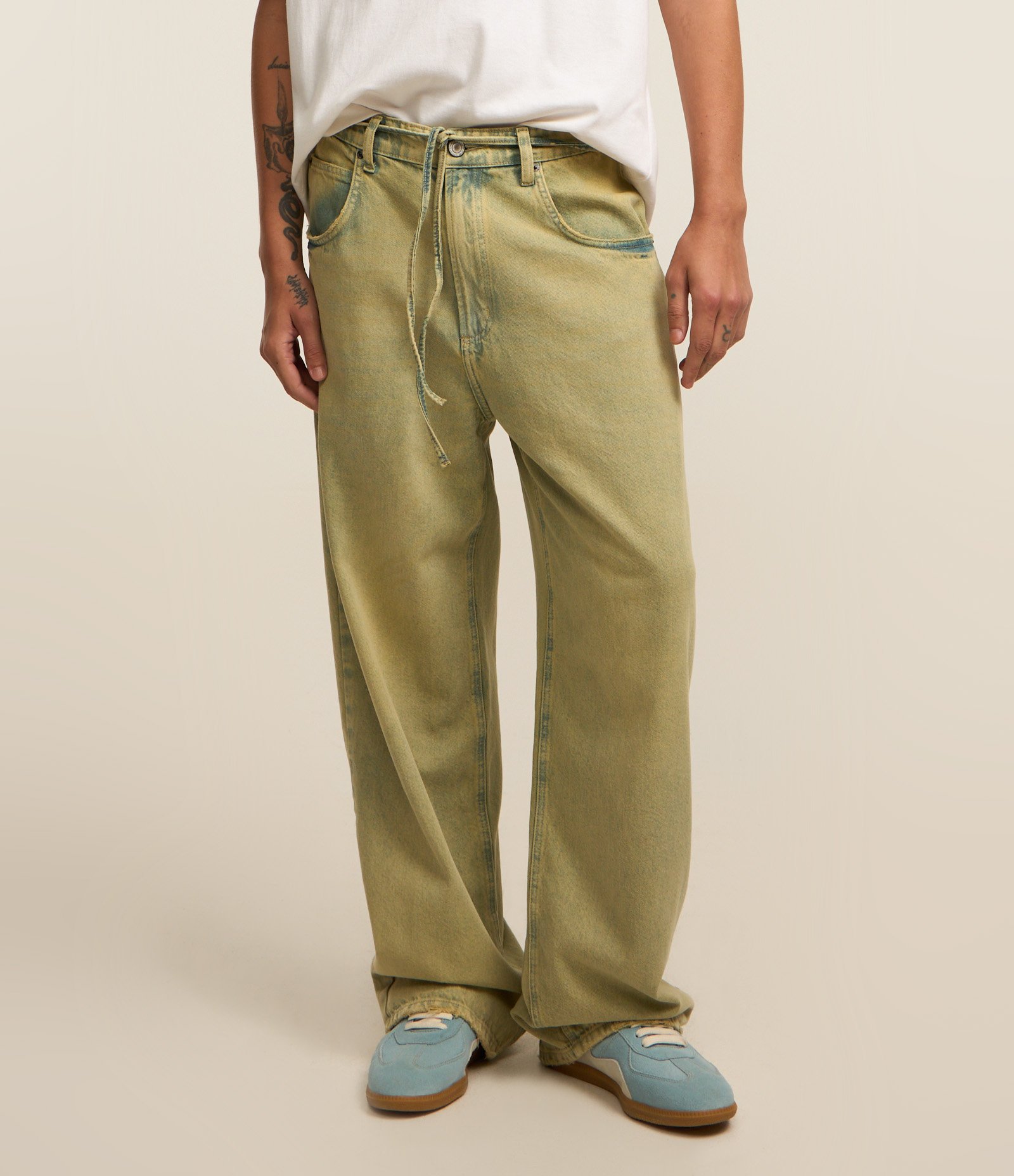 Calça Super Baggy em Jeans com Lavagem Dirty e Cinto Faixa Verde 3