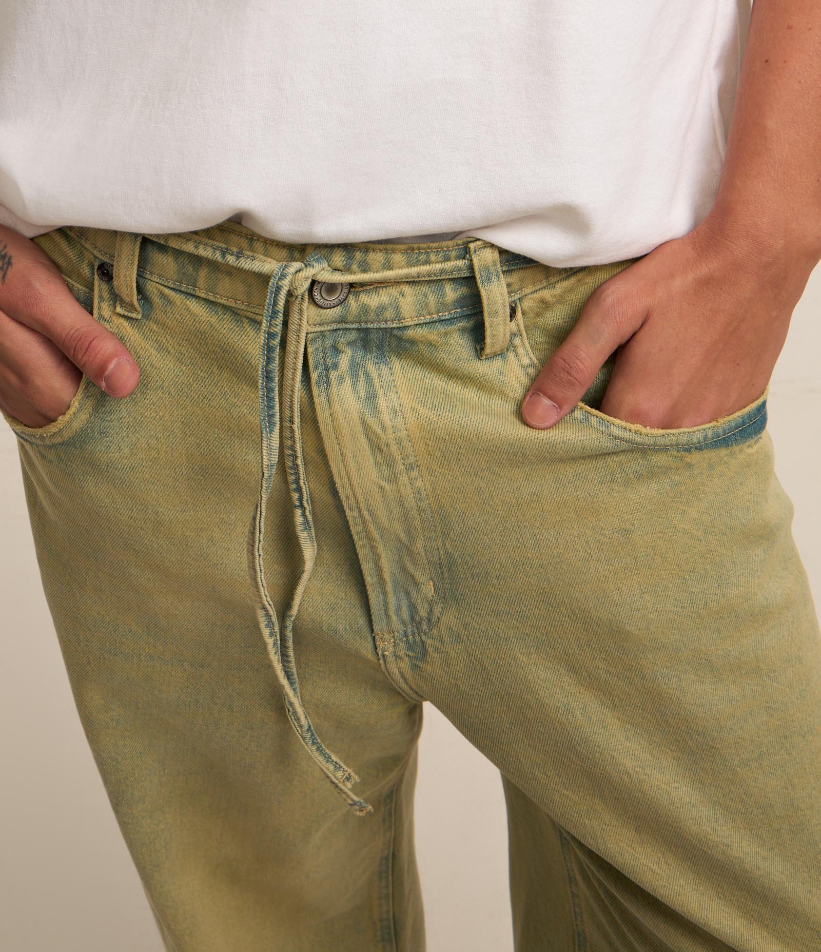 Calça Super Baggy em Jeans com Lavagem Dirty e Cinto Faixa Verde 4