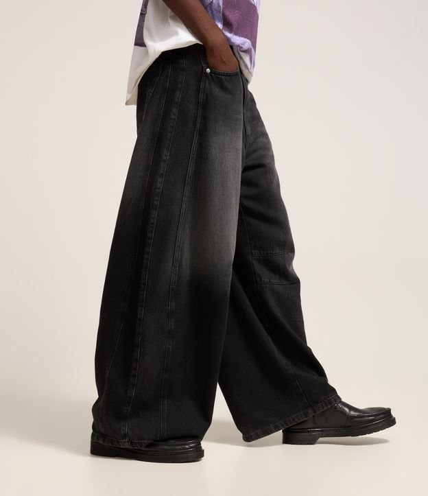Calça Barrel em Jeans com Recortes e Pences