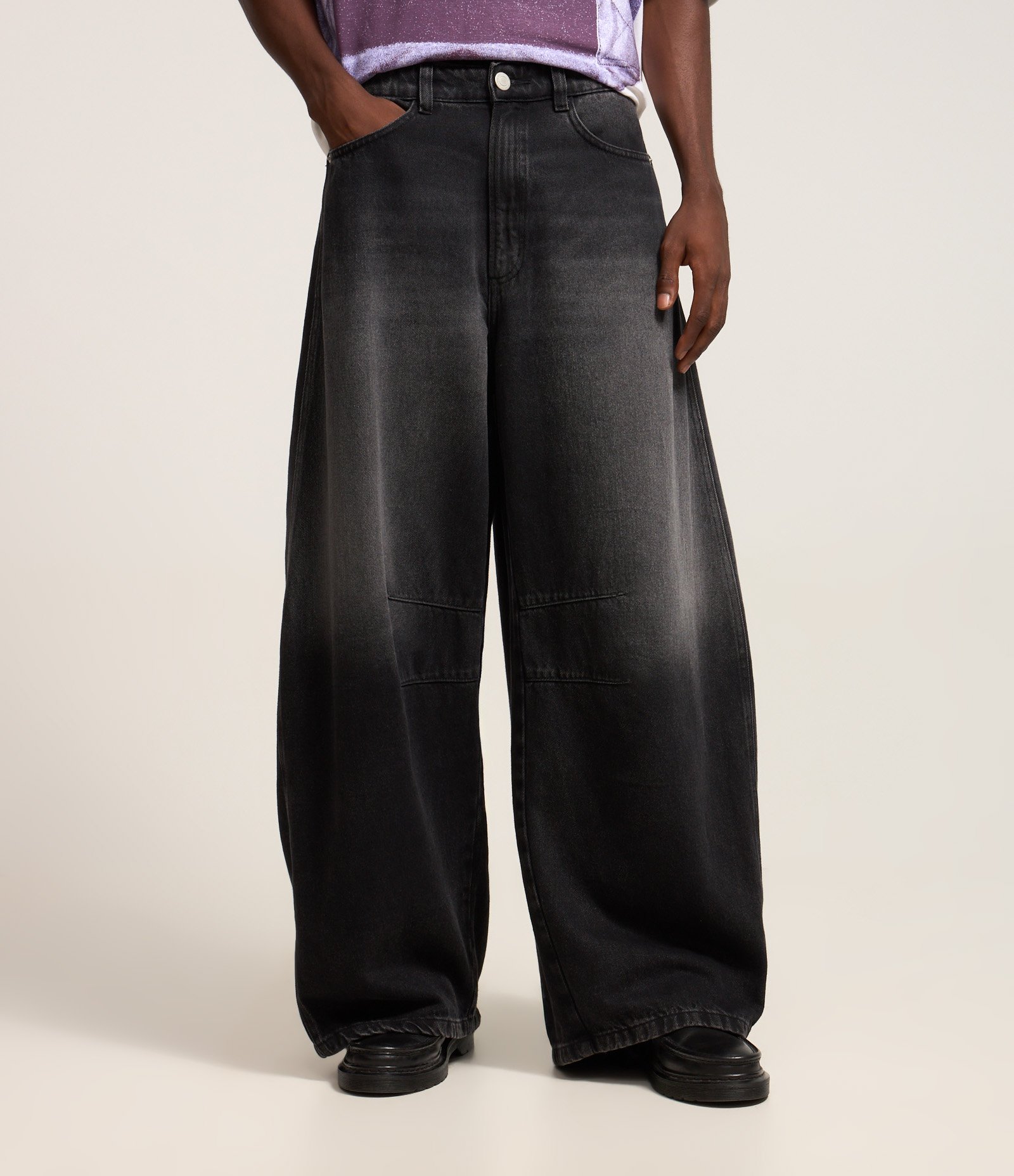 Calça Barrel em Jeans com Recortes e Pences Preto 1