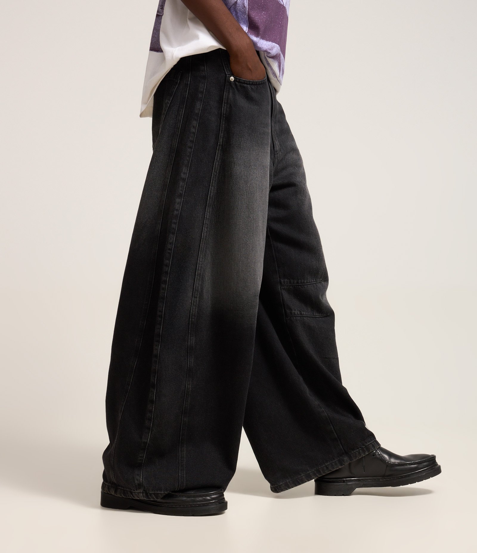 Calça Barrel em Jeans com Recortes e Pences Preto 4