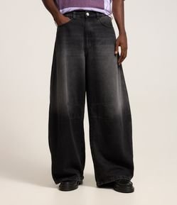 Calça Barrel em Jeans com Recortes e Pences