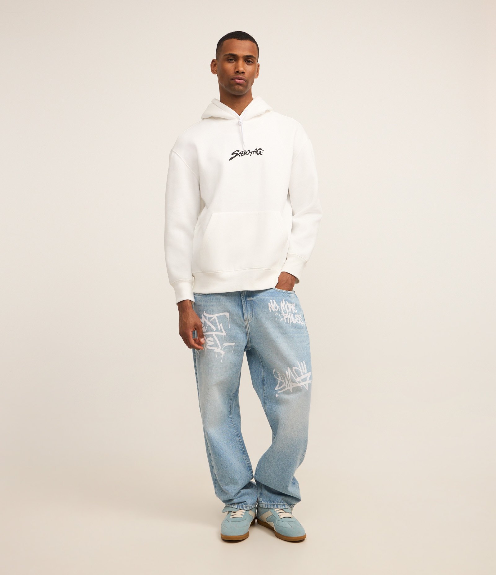 Calça Baggy em Jeans com Puídos e Estampa Lettering Grafite Azul 1