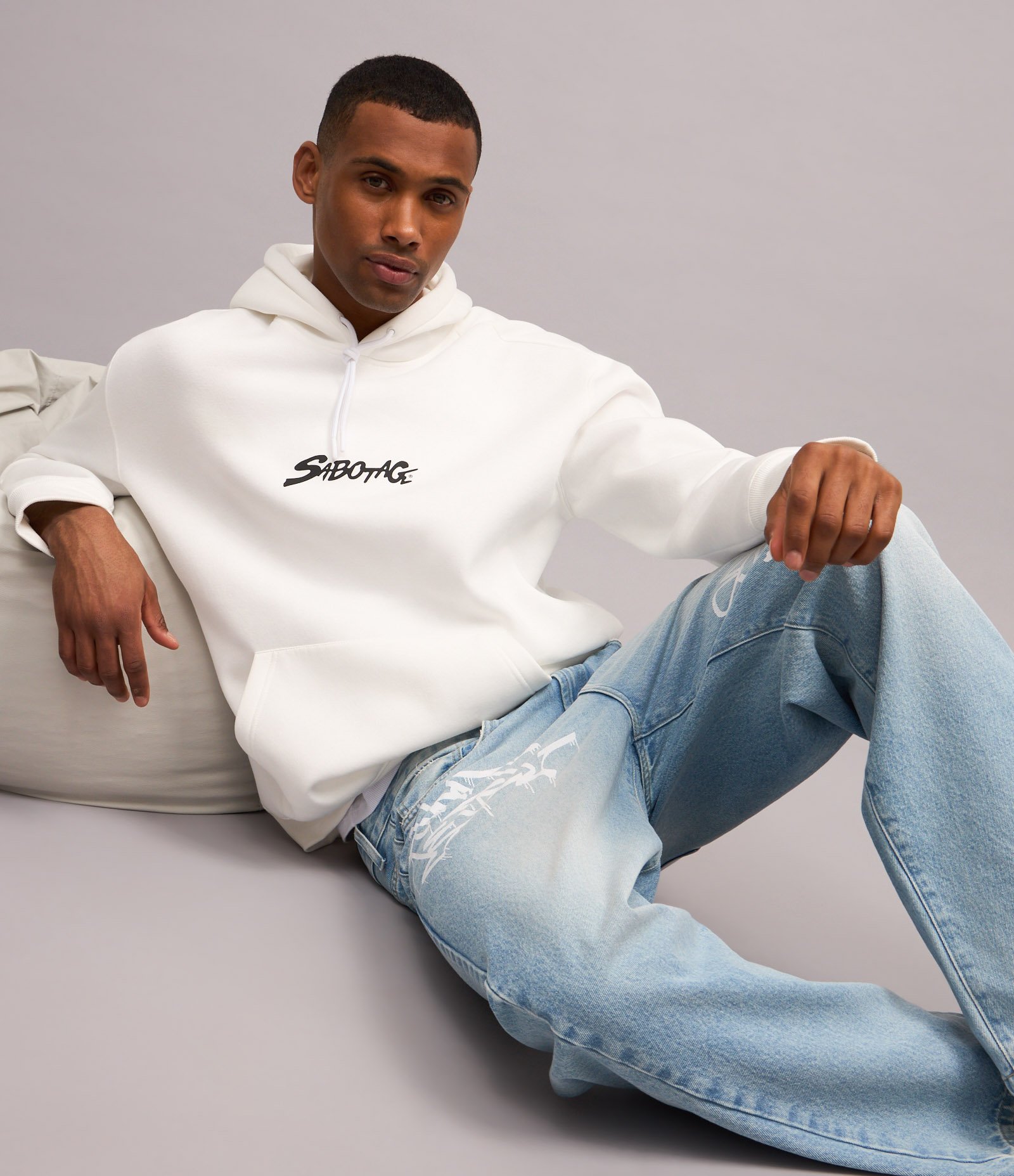 Calça Baggy em Jeans com Puídos e Estampa Lettering Grafite Azul 3