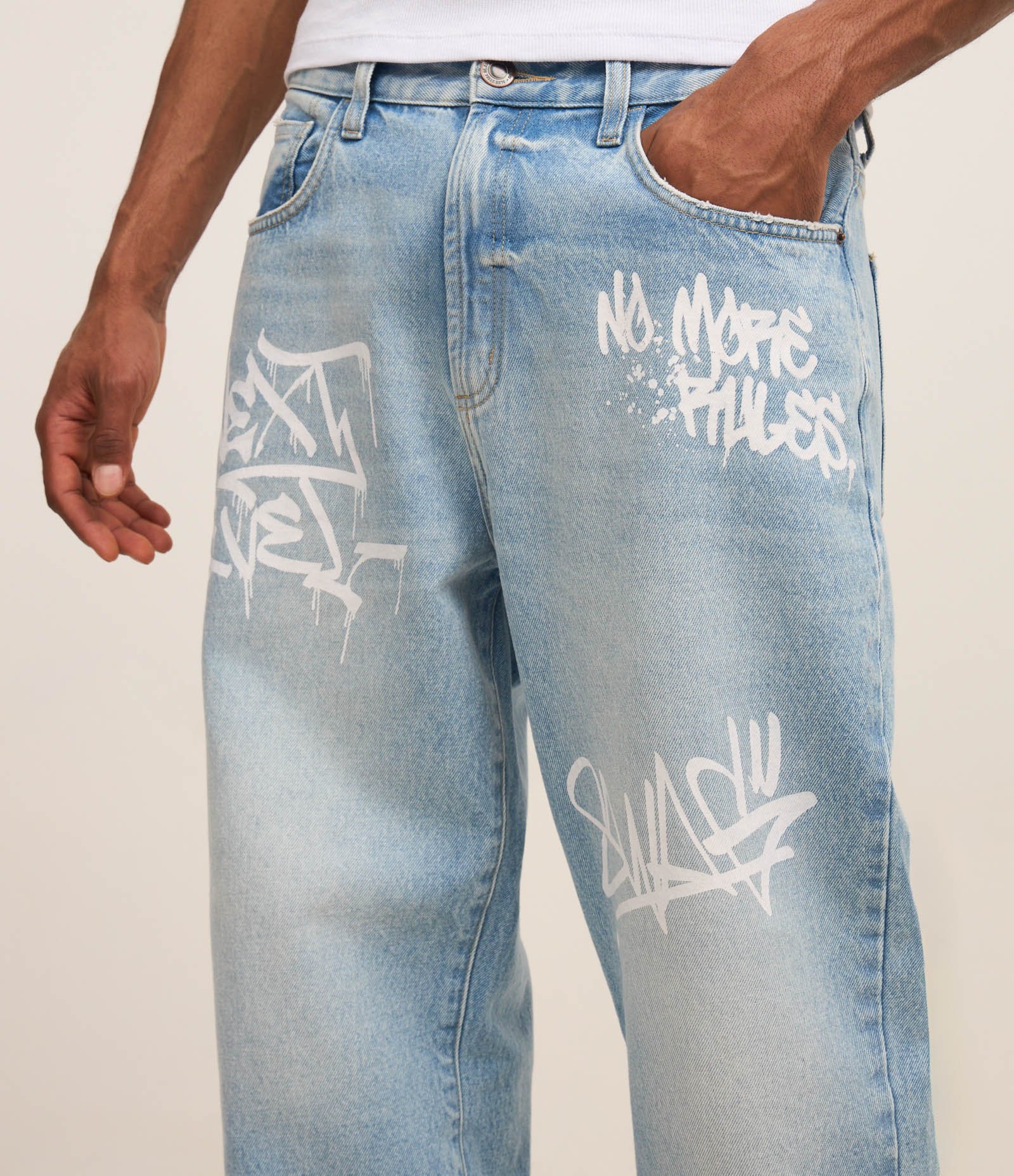 Calça Baggy em Jeans com Puídos e Estampa Lettering Grafite Azul 4
