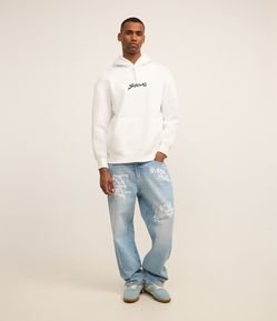 Calça Baggy em Jeans com Puídos e Estampa Lettering Grafite
