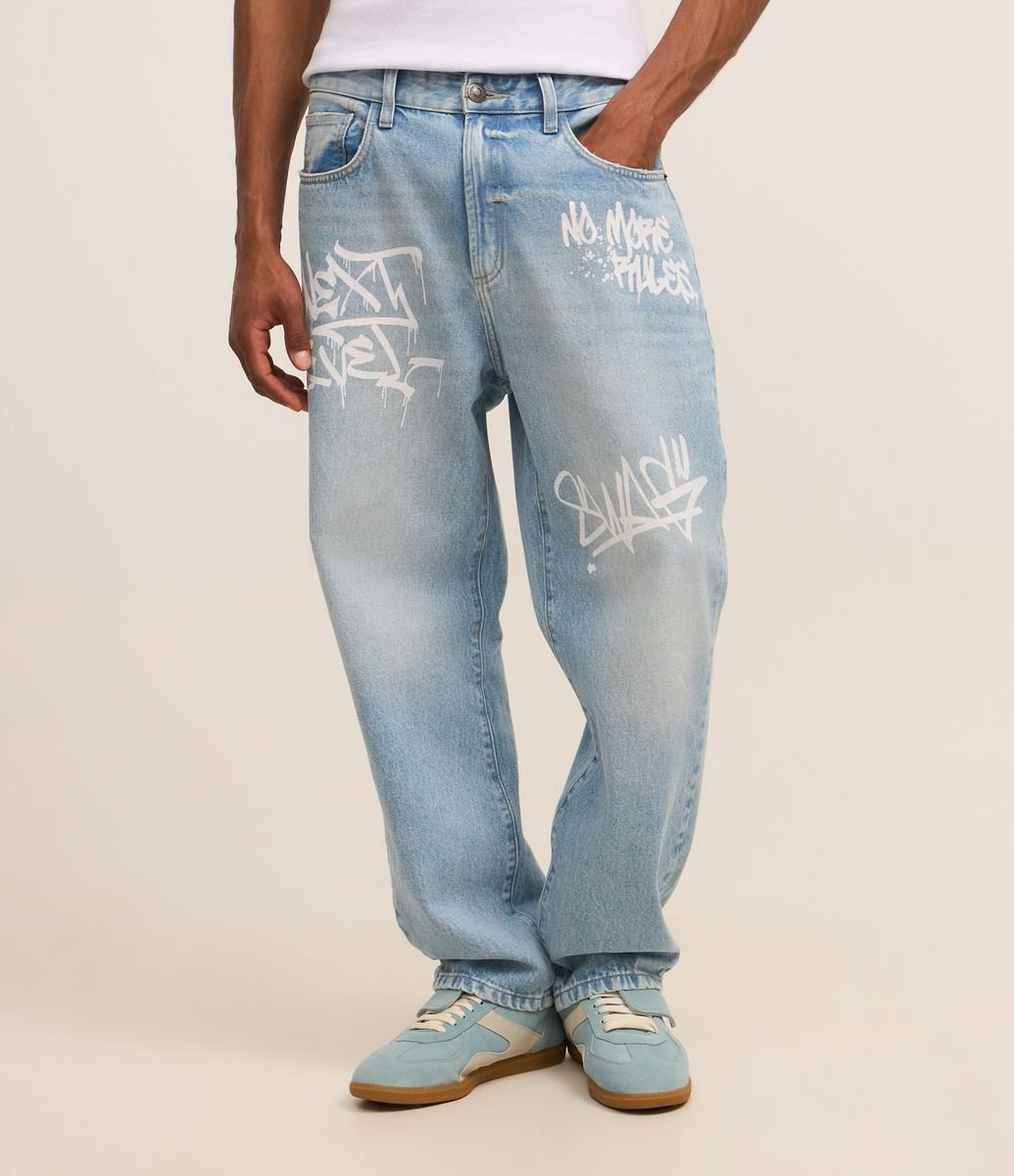 Calça Baggy em Jeans com Puídos e Estampa Lettering Grafite Azul Calça Baggy em Jeans com Puídos e Estampa Lettering Grafite Azul