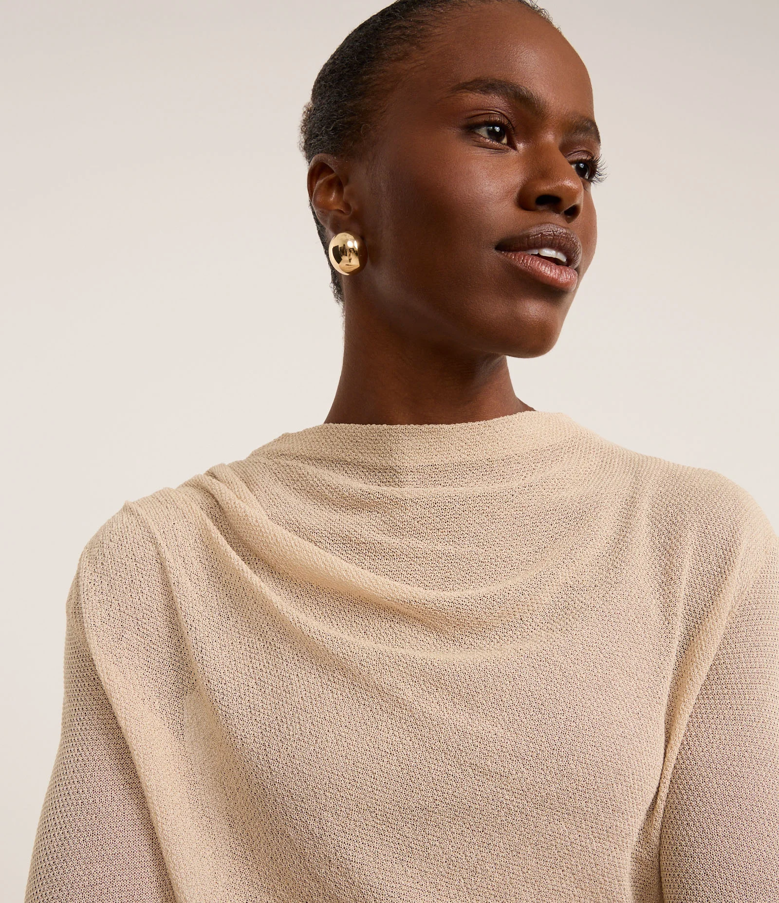 Blusa em Tricô Leve com Gola Degagê e Franzido Lateral Bege Acinzentado 1