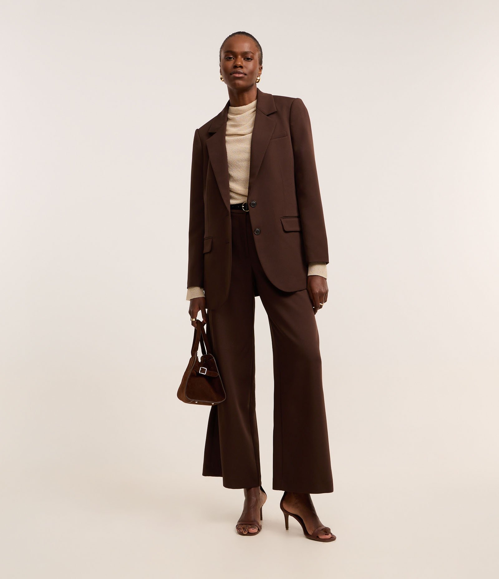 Blusa em Tricô Leve com Gola Degagê e Franzido Lateral Bege Acinzentado 2