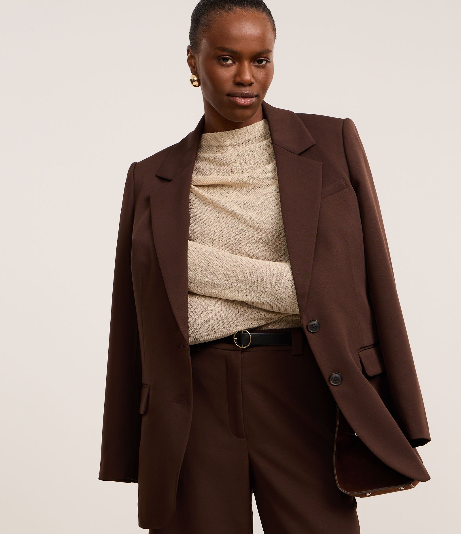 Blusa em Tricô Leve com Gola Degagê e Franzido Lateral Bege Acinzentado 3