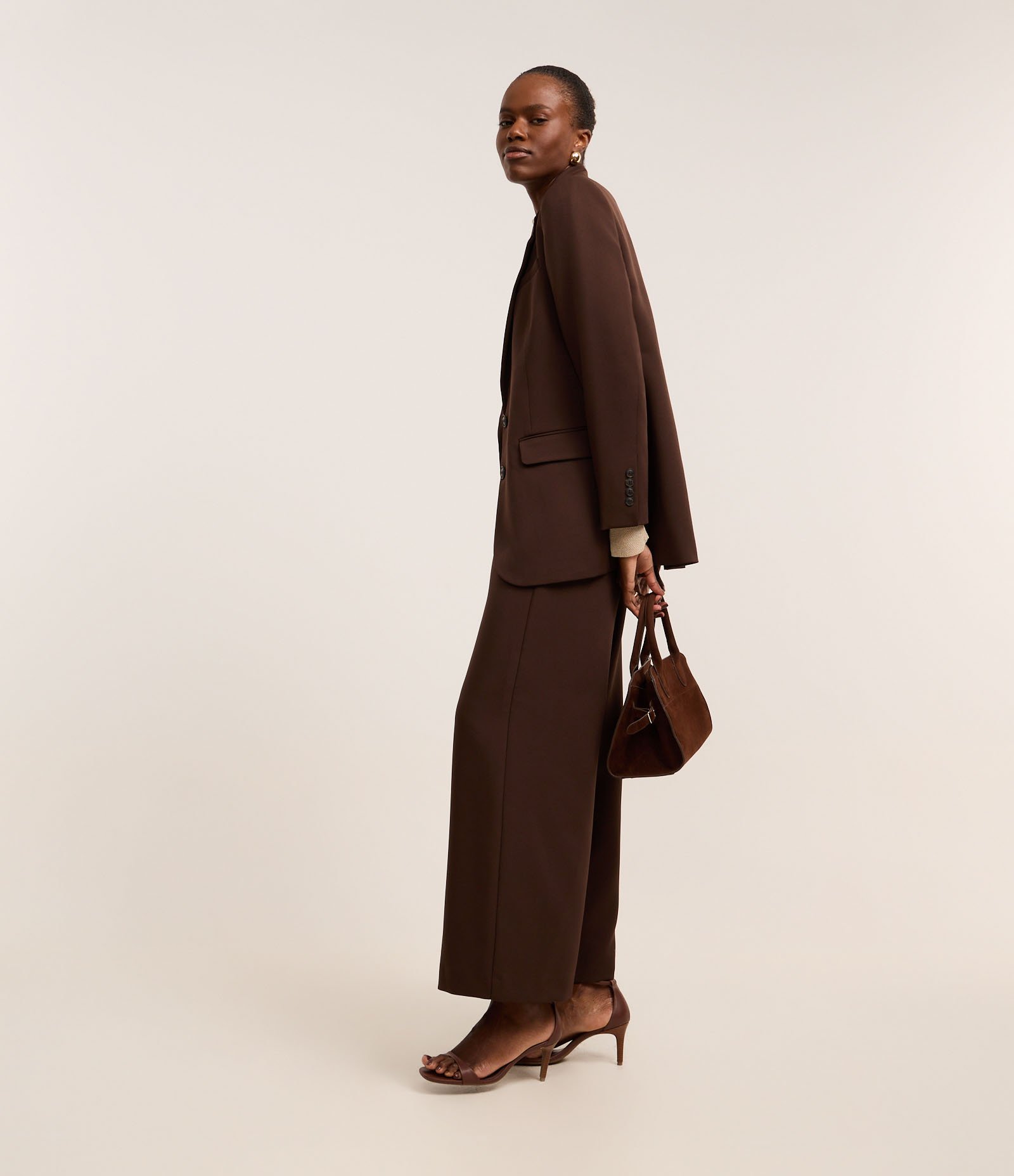 Blusa em Tricô Leve com Gola Degagê e Franzido Lateral Bege Acinzentado 4