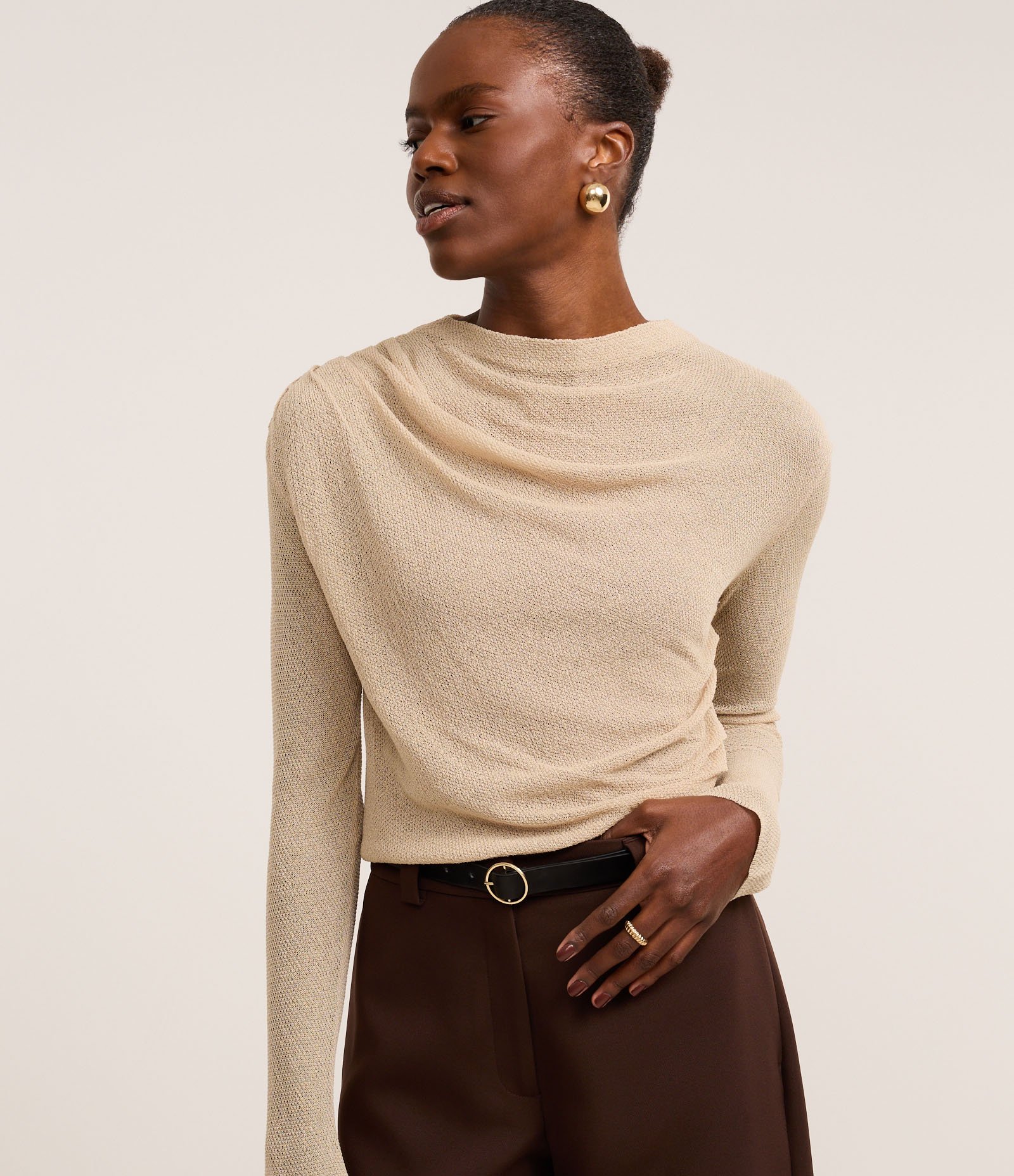 Blusa em Tricô Leve com Gola Degagê e Franzido Lateral Bege Acinzentado 5