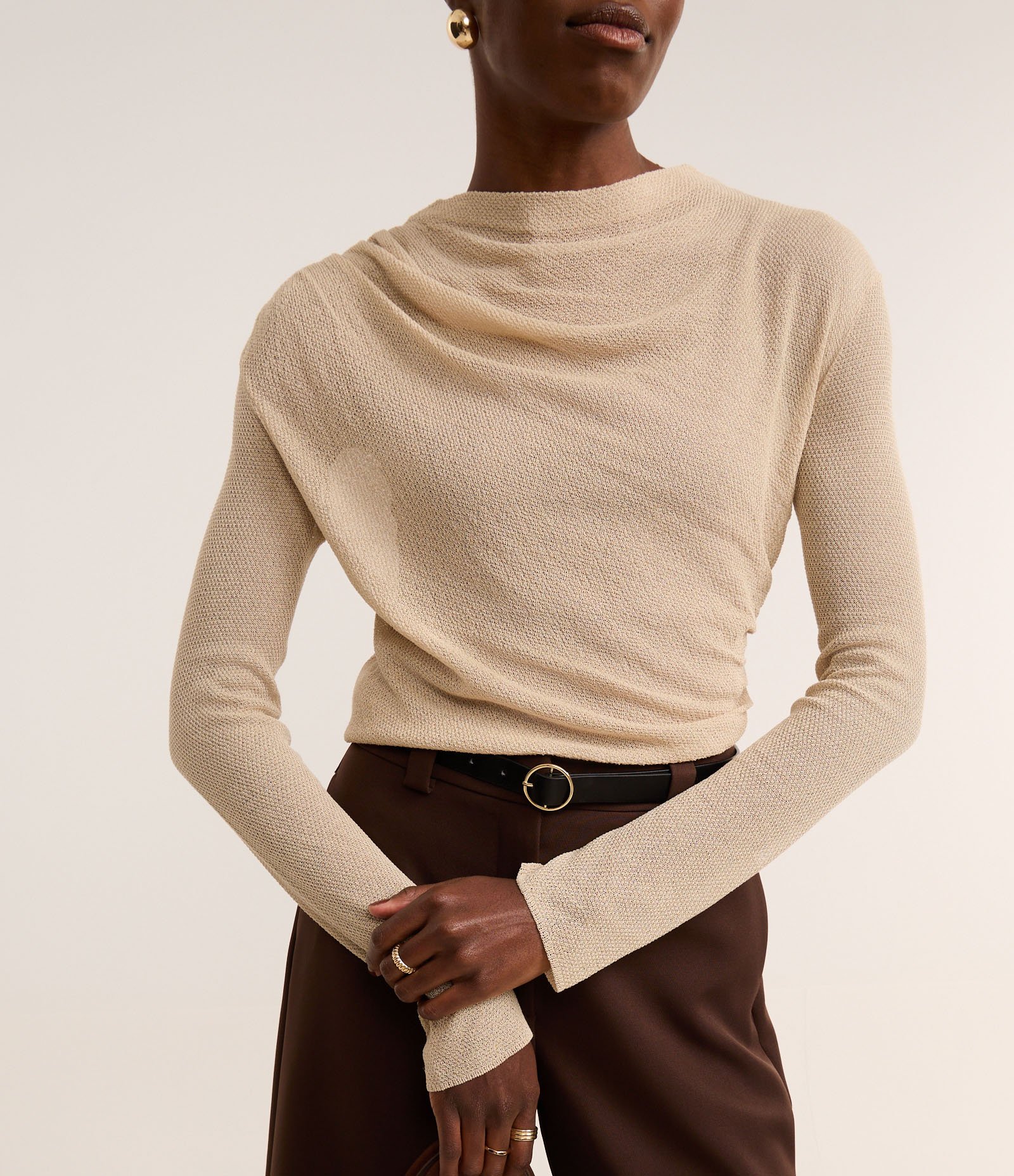 Blusa em Tricô Leve com Gola Degagê e Franzido Lateral Bege Acinzentado 6