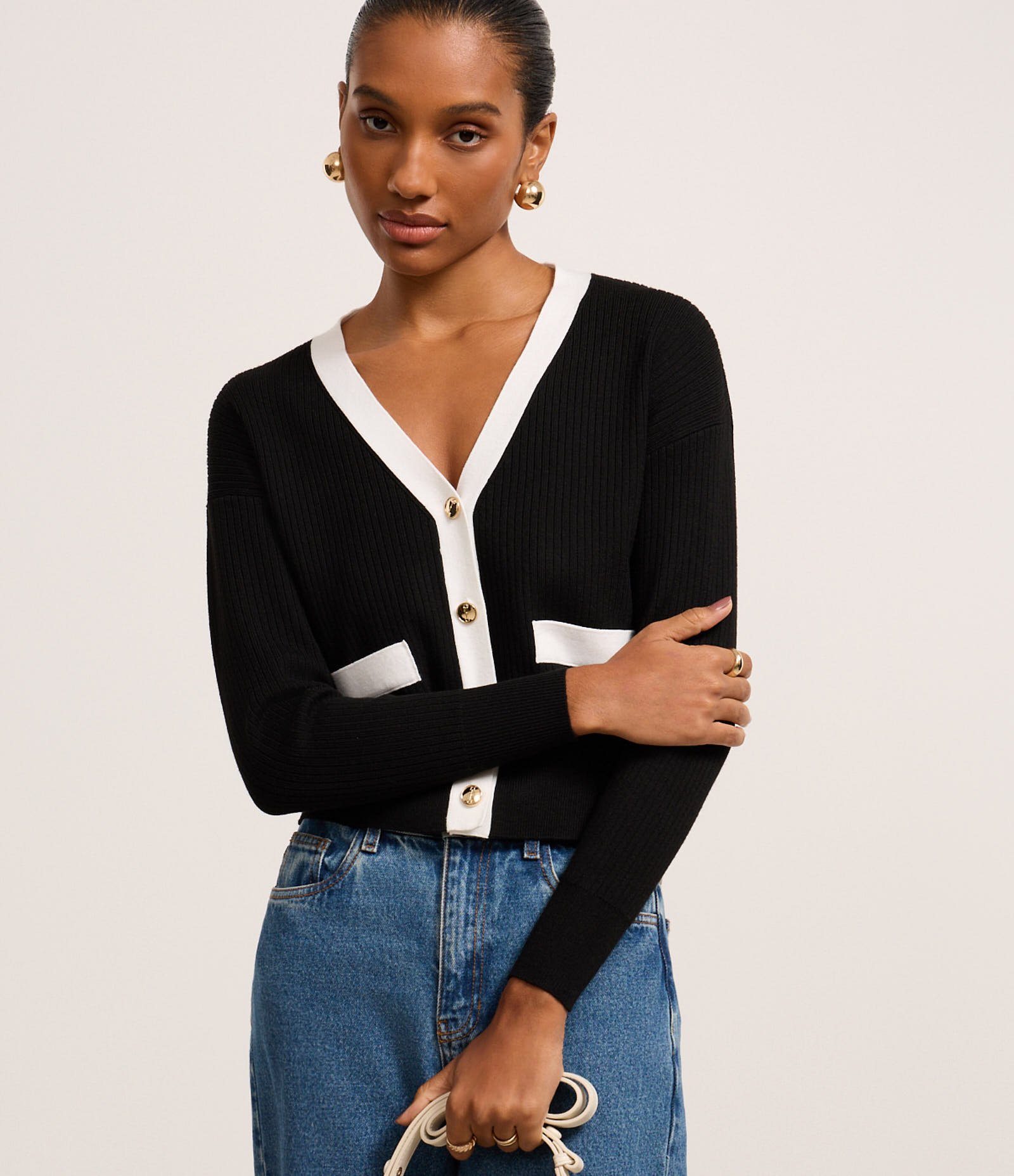 Caridgan em Tricô com Botões de Metal e Bolso Fake Contrastantes Preto 2