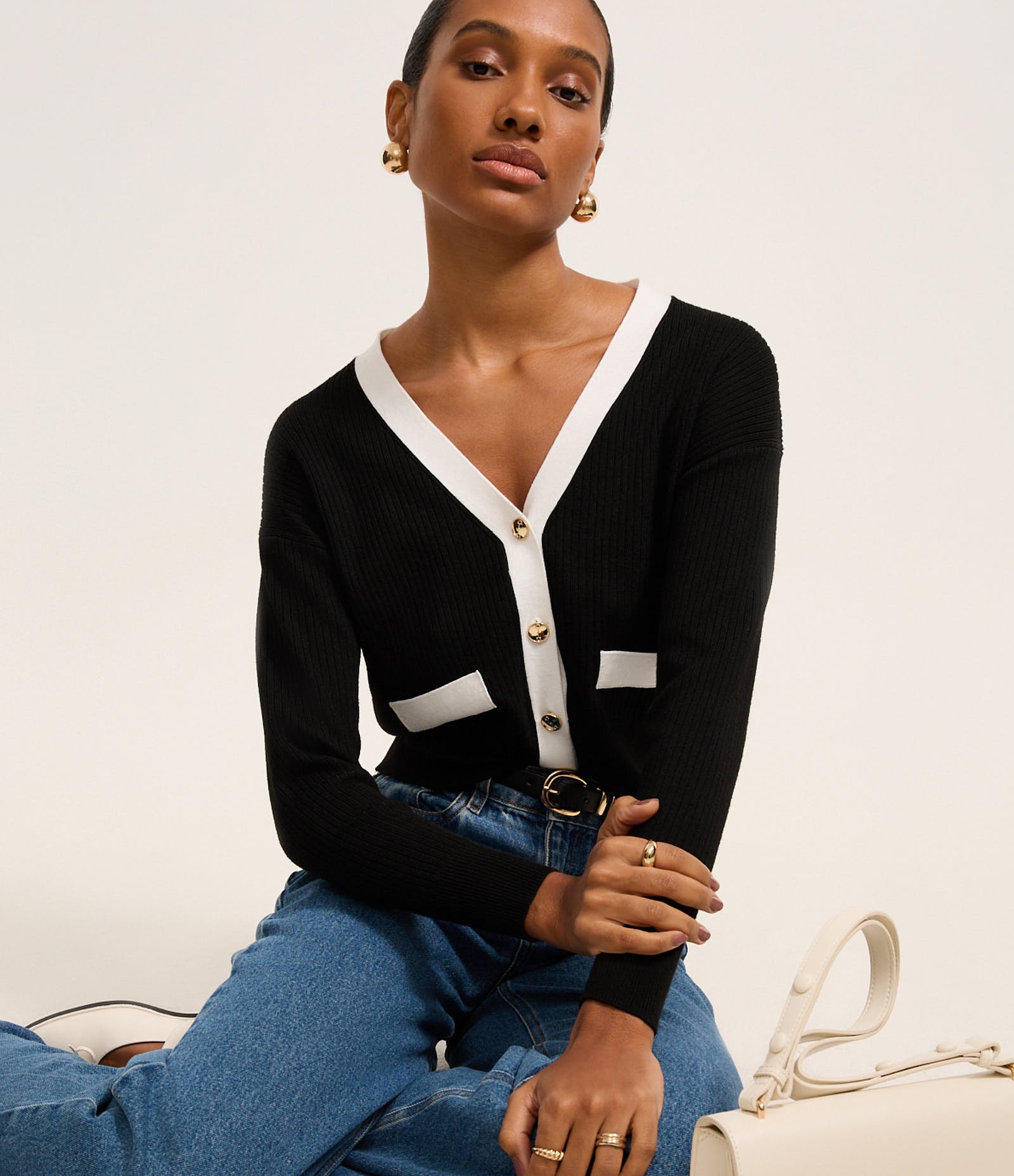 Caridgan em Tricô com Botões de Metal e Bolso Fake Contrastantes Preto 6