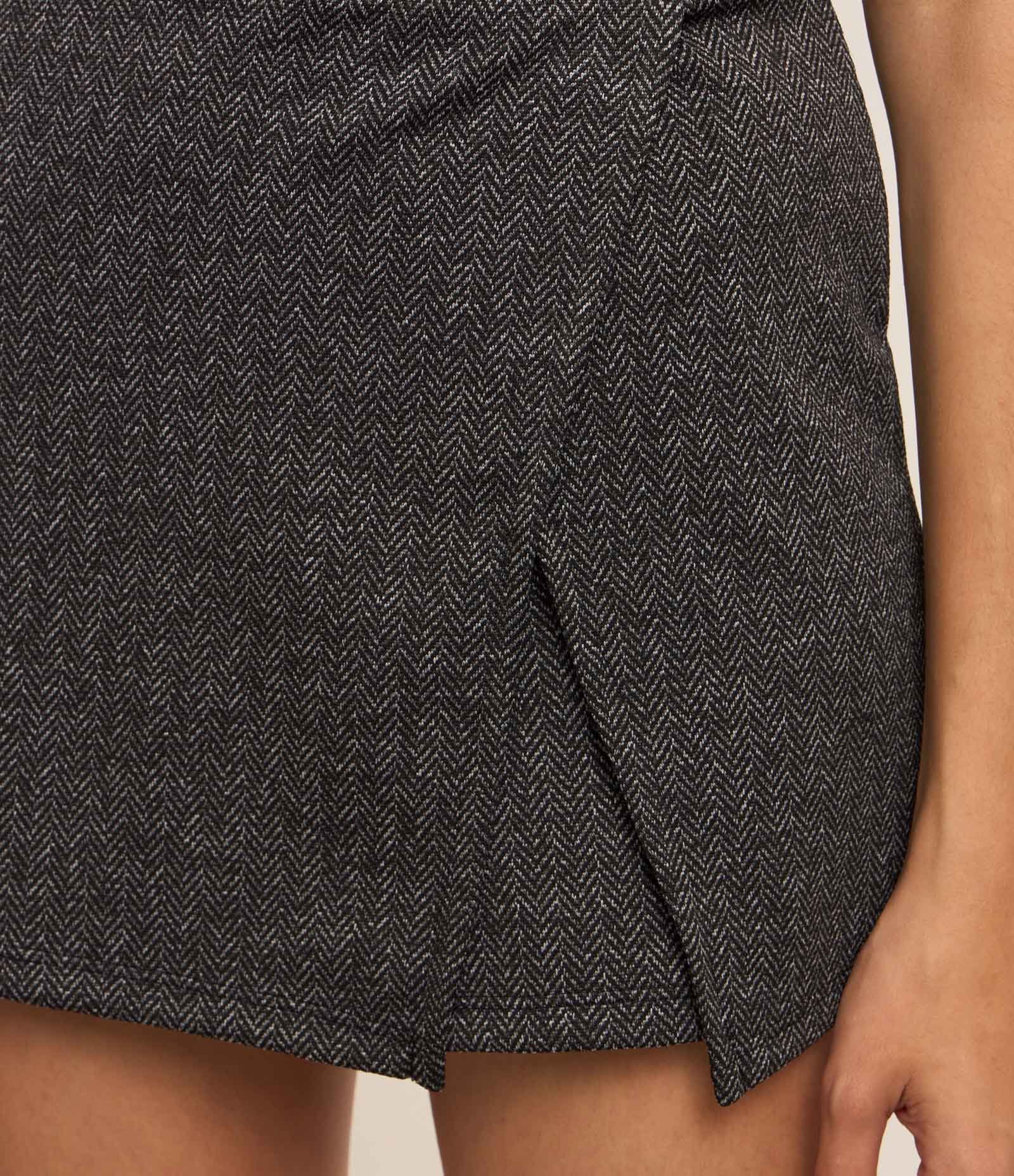 Short Saia com Padronagem Espinha de Peixe com Fendinha Preto 4