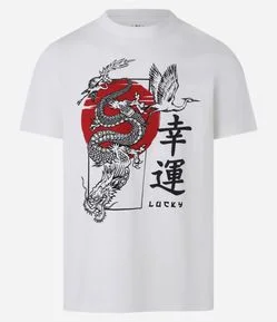 Camiseta Regular em Algodão com Estampa de Dragão Oriental