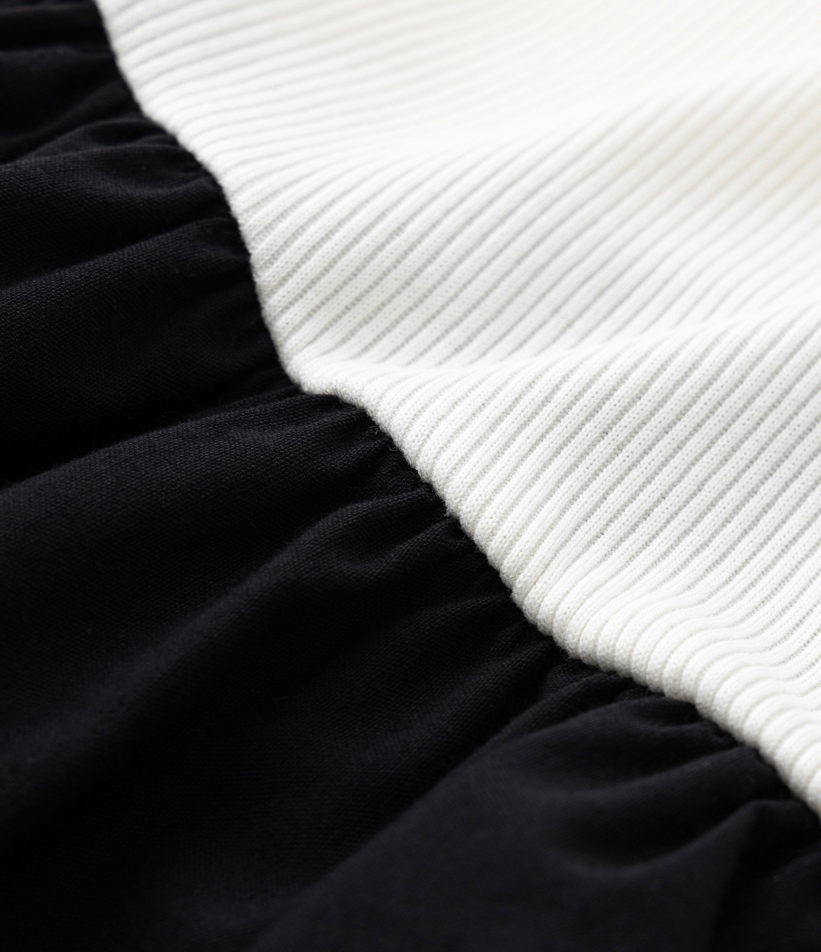 Vestido sem Manga em Ribana com Saia Plana Preto 7