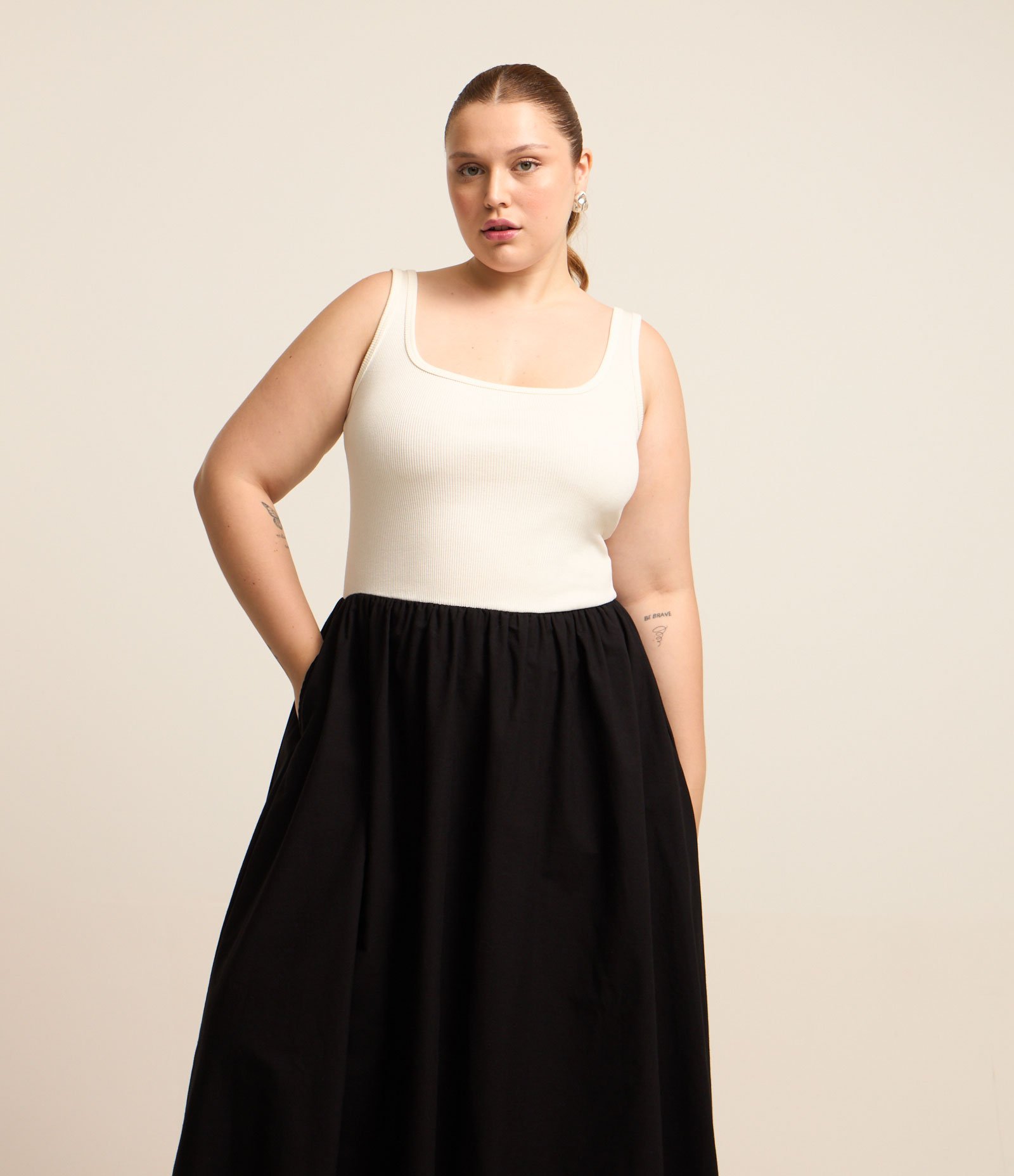 Vestido sem Manga em Ribana com Saia Plana Preto 1