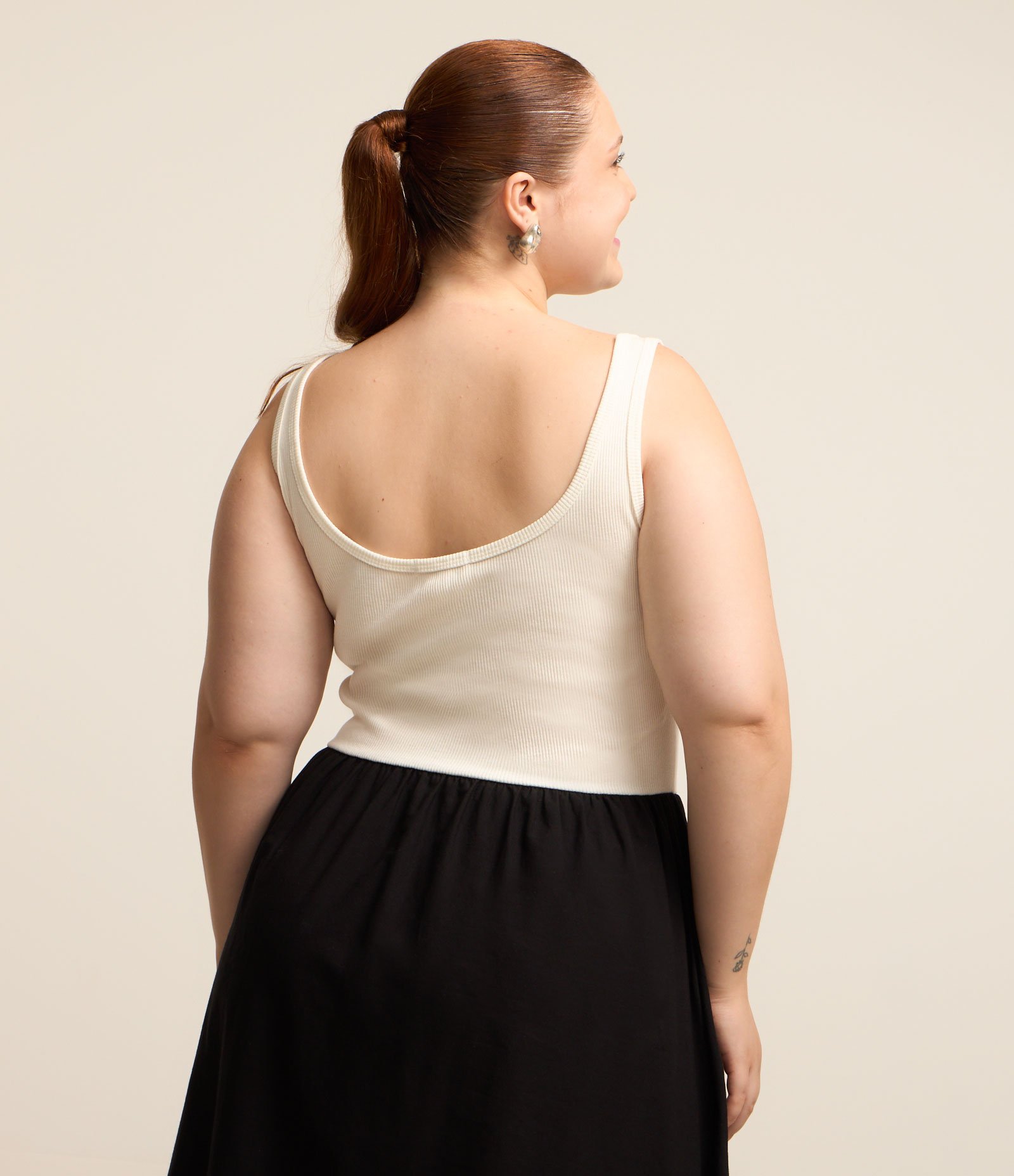 Vestido sem Manga em Ribana com Saia Plana Preto 3