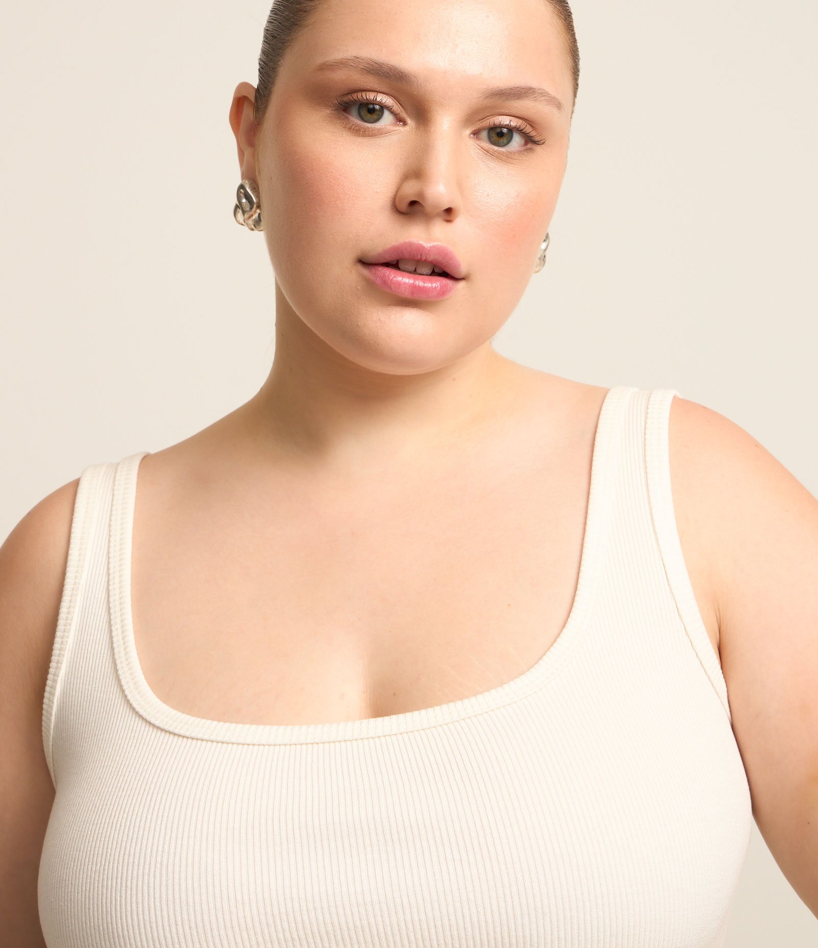 Vestido sem Manga em Ribana com Saia Plana Preto 4