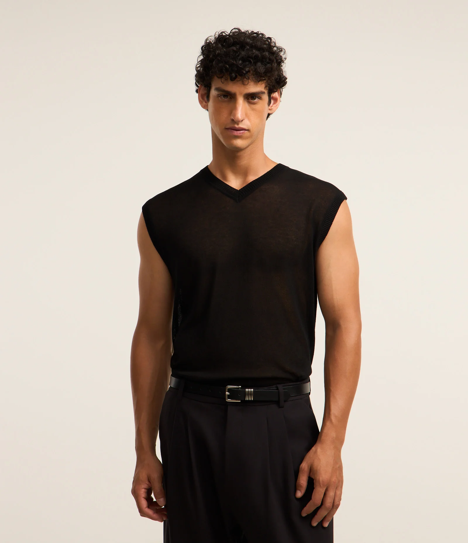 Colete em Tricô com Toque Leve e Gola em V Preto 1