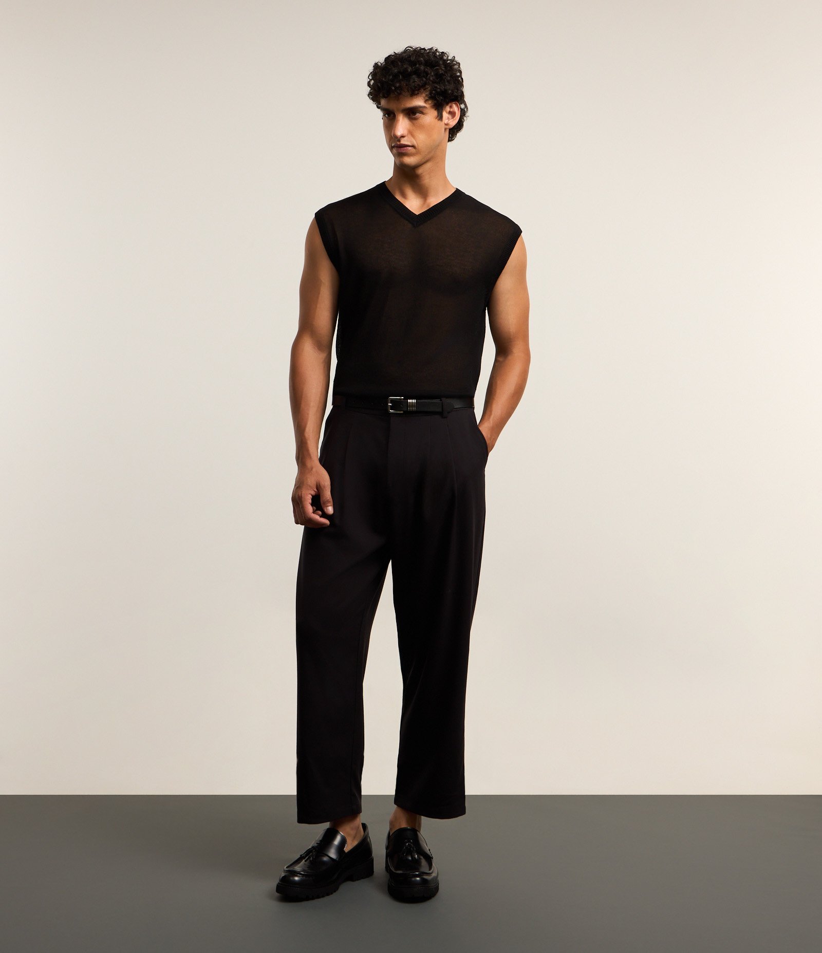 Colete em Tricô com Toque Leve e Gola em V Preto 2