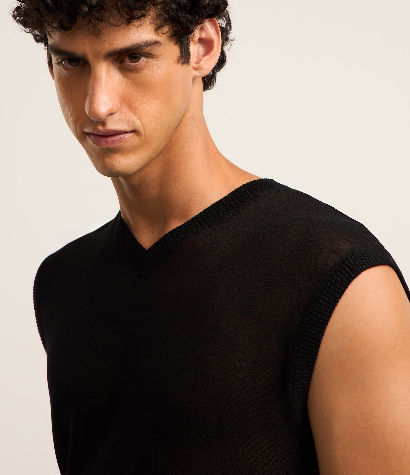 Colete em Tricô com Toque Leve e Gola em V Preto 3