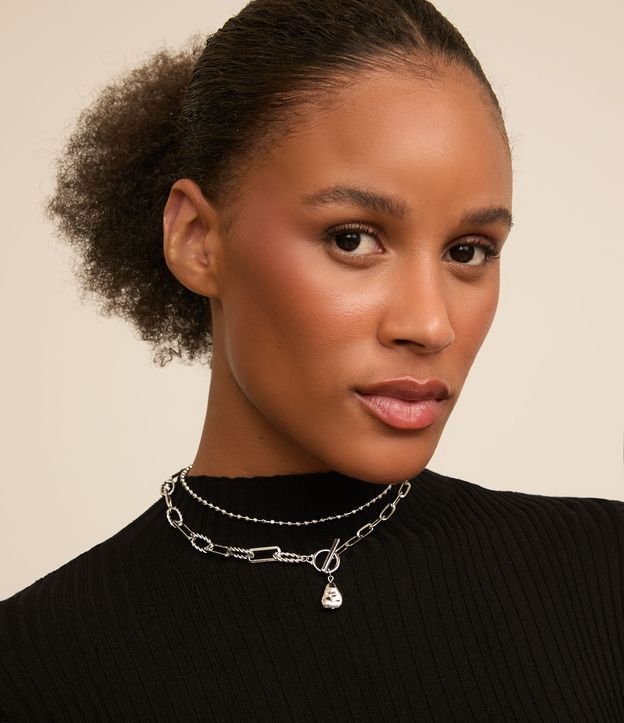 Conjunto de Colar com Camadas e Brinco Botão em Metal