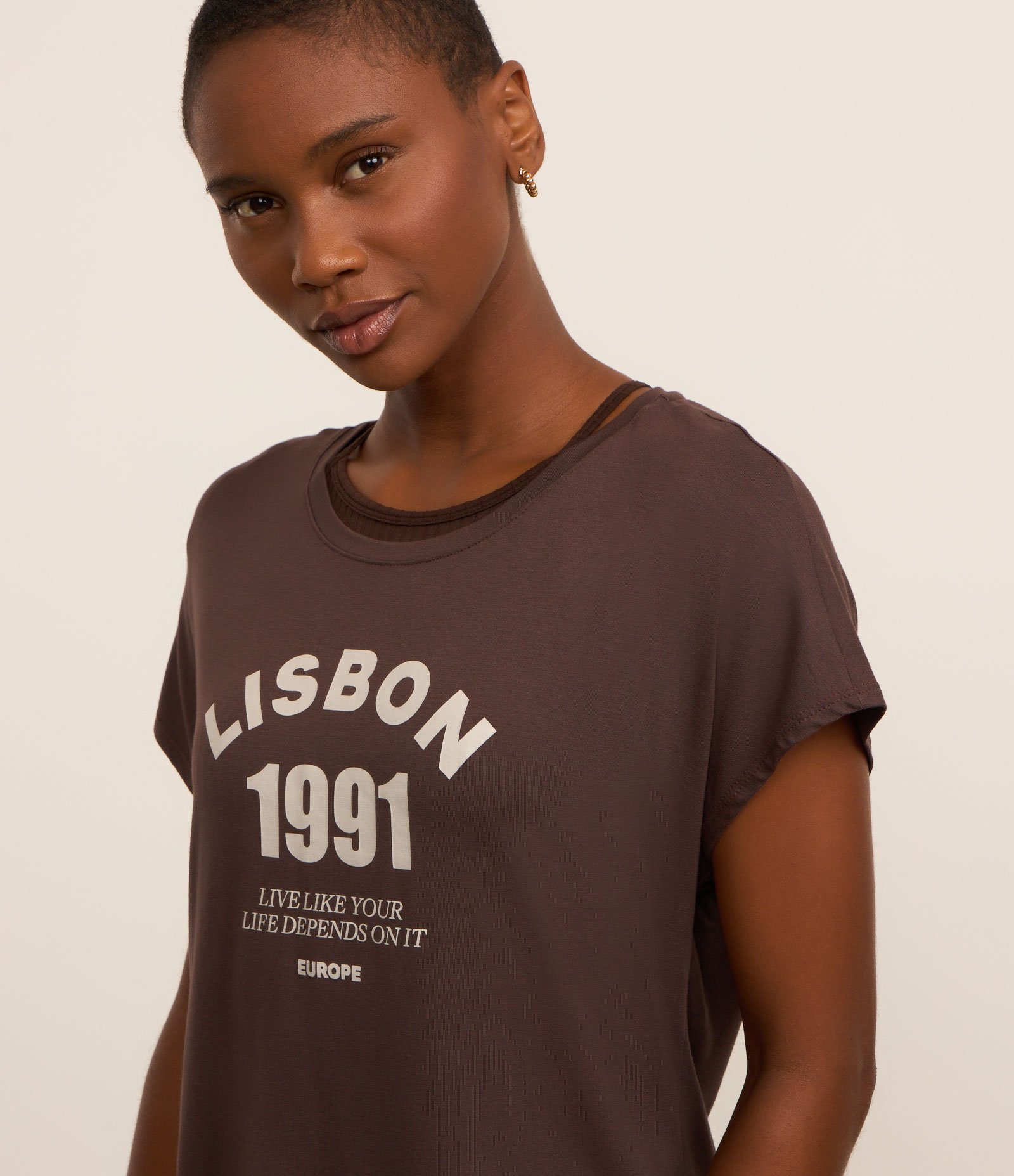 Camiseta em Viscose com Estampa Lisbon 1991 Marrom 1