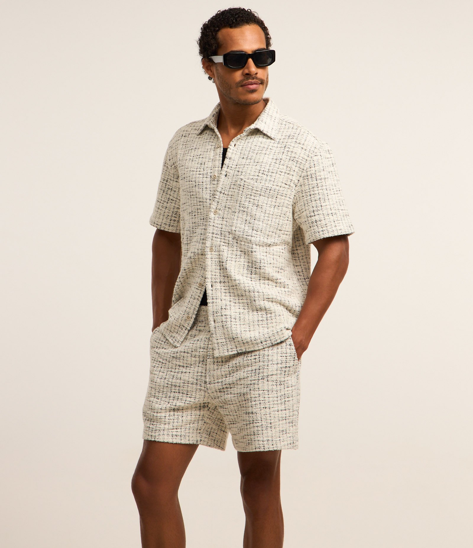 Bermuda em Tweed com Cordão Off Wite/ Preto 3