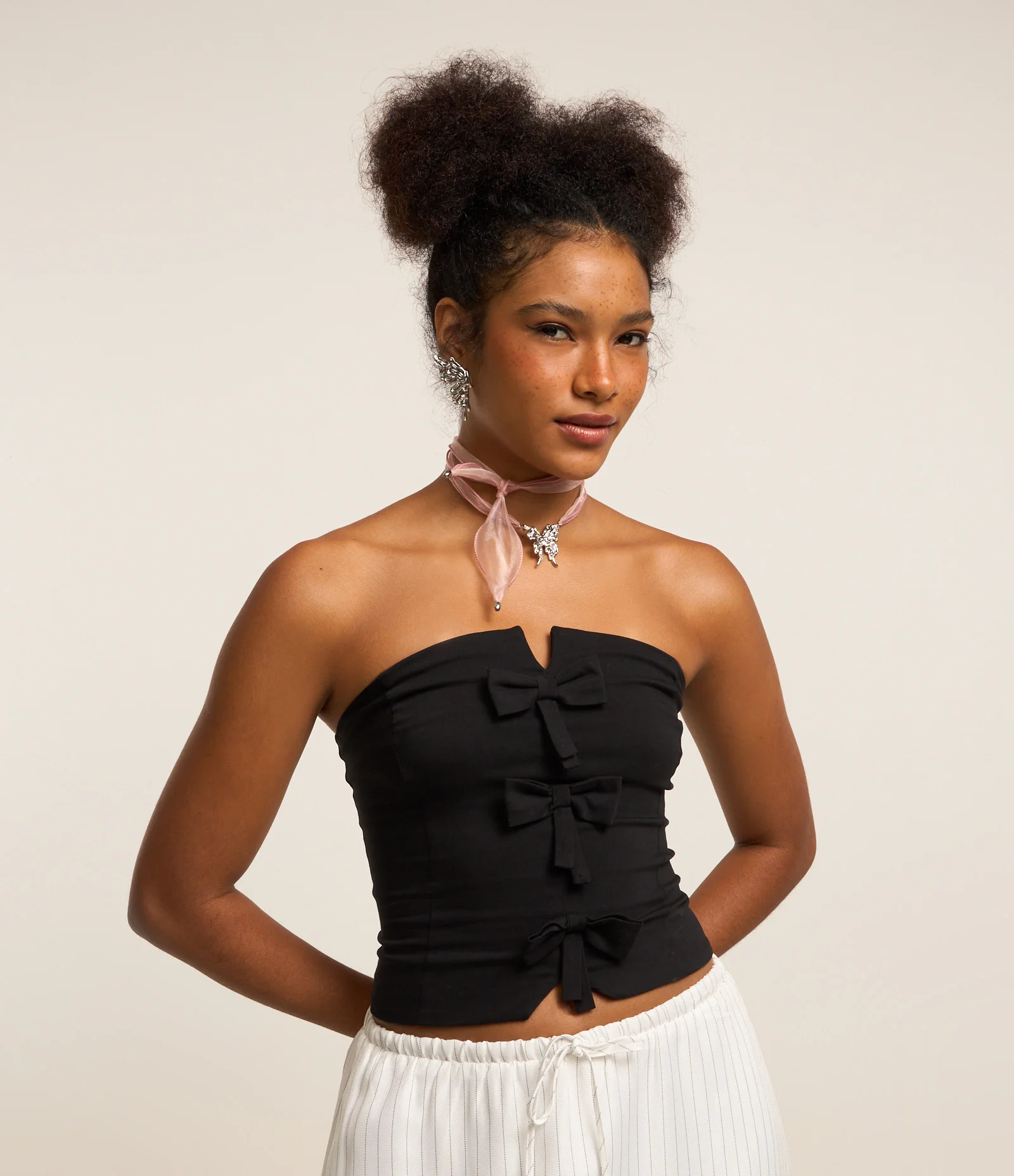 Blusa em Bengaline Tomara que Caia com Laços Frontais Preto 1