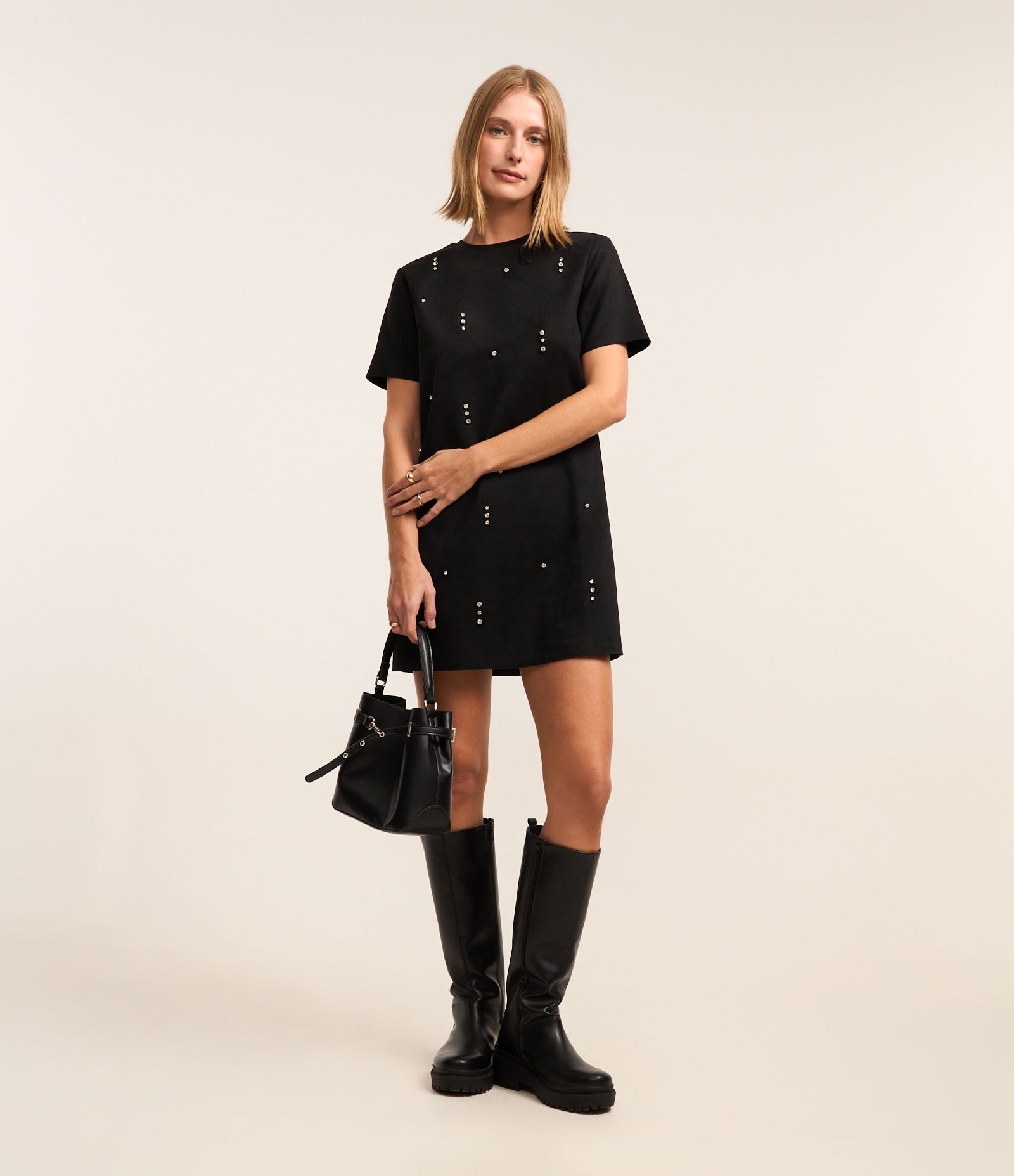 Vestido Reto T-Shirt em Suede com Pedrarias de Strass Preto 2