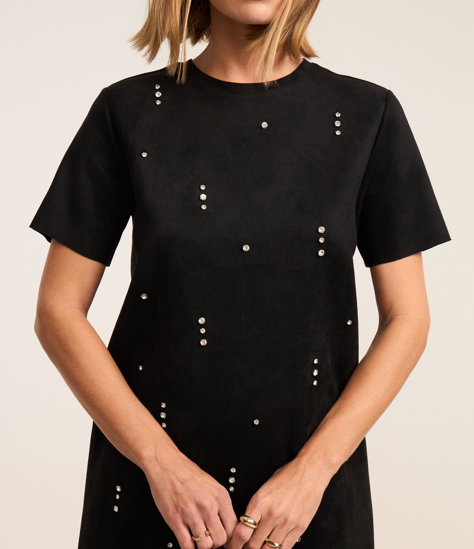 Vestido Reto T-Shirt em Suede com Pedrarias de Strass Preto 3