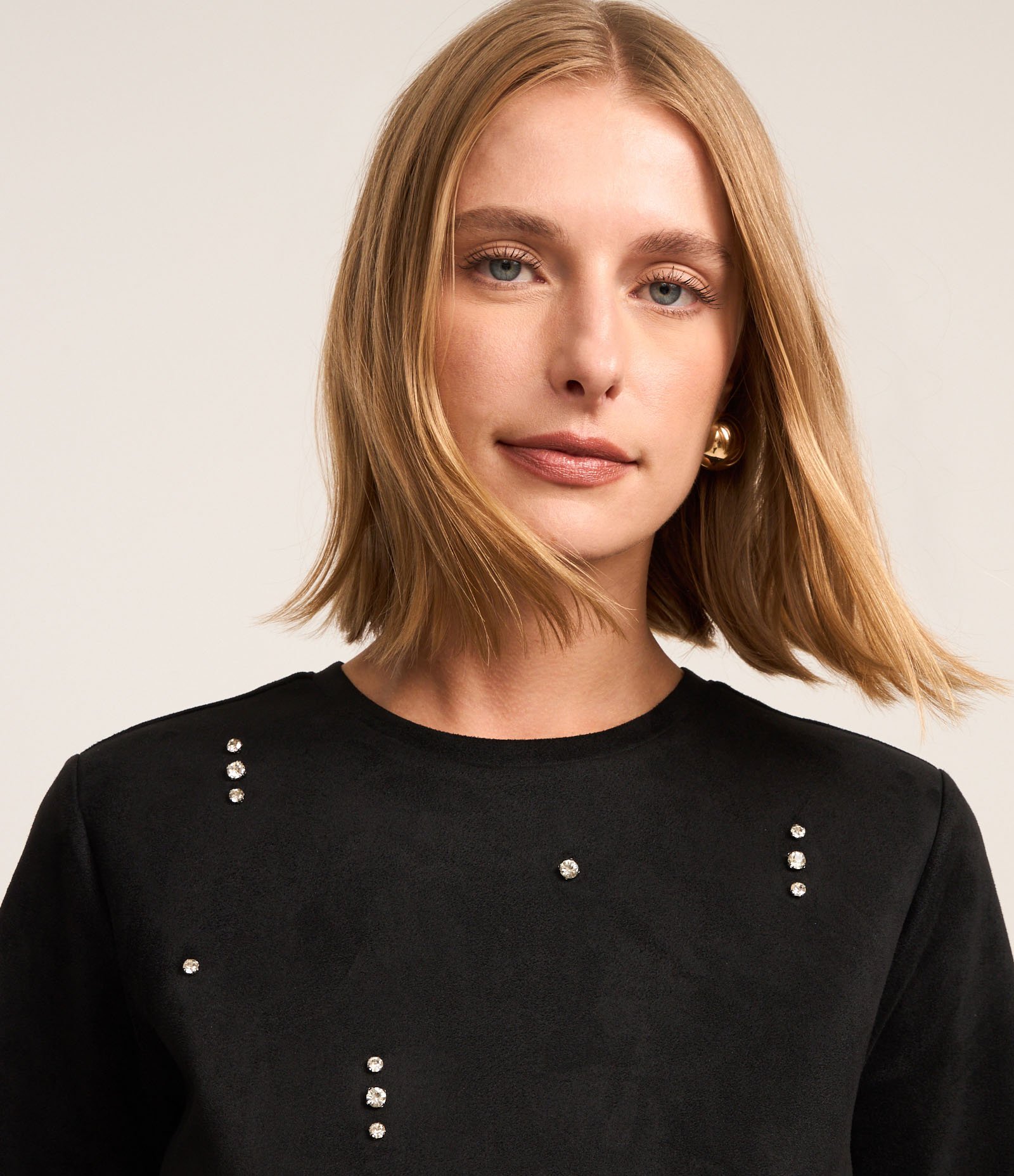 Vestido Reto T-Shirt em Suede com Pedrarias de Strass Preto 4