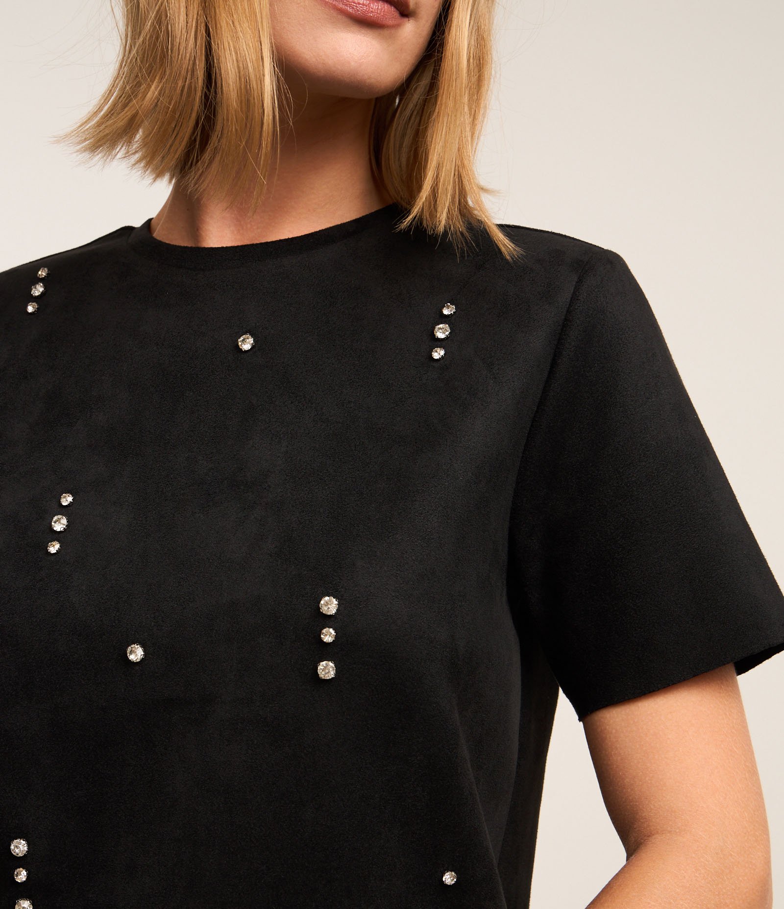 Vestido Reto T-Shirt em Suede com Pedrarias de Strass Preto 5