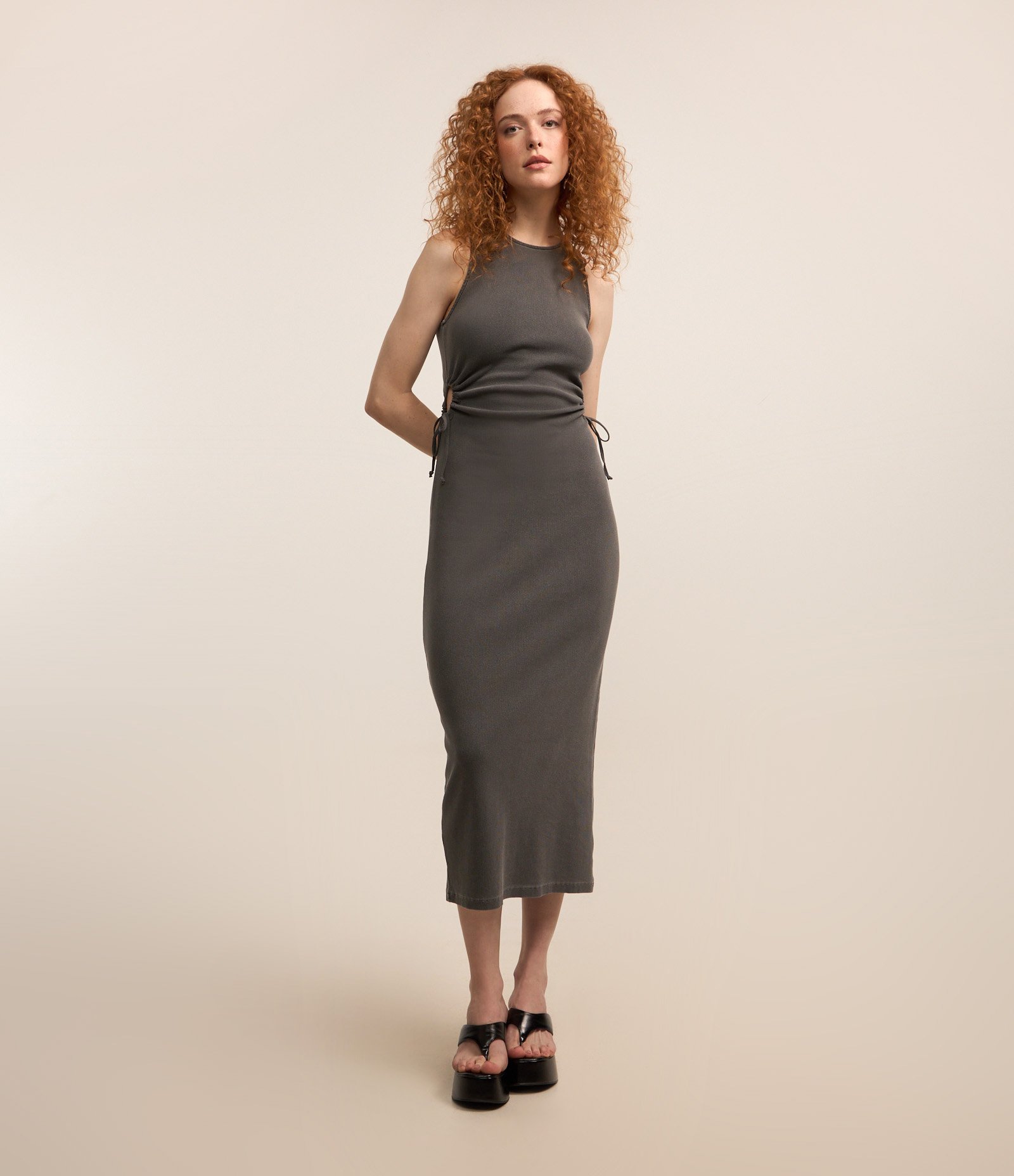 Vestido Midi em Ribana Sem Manga com Aberturas Laterais Cinza Escuro 1