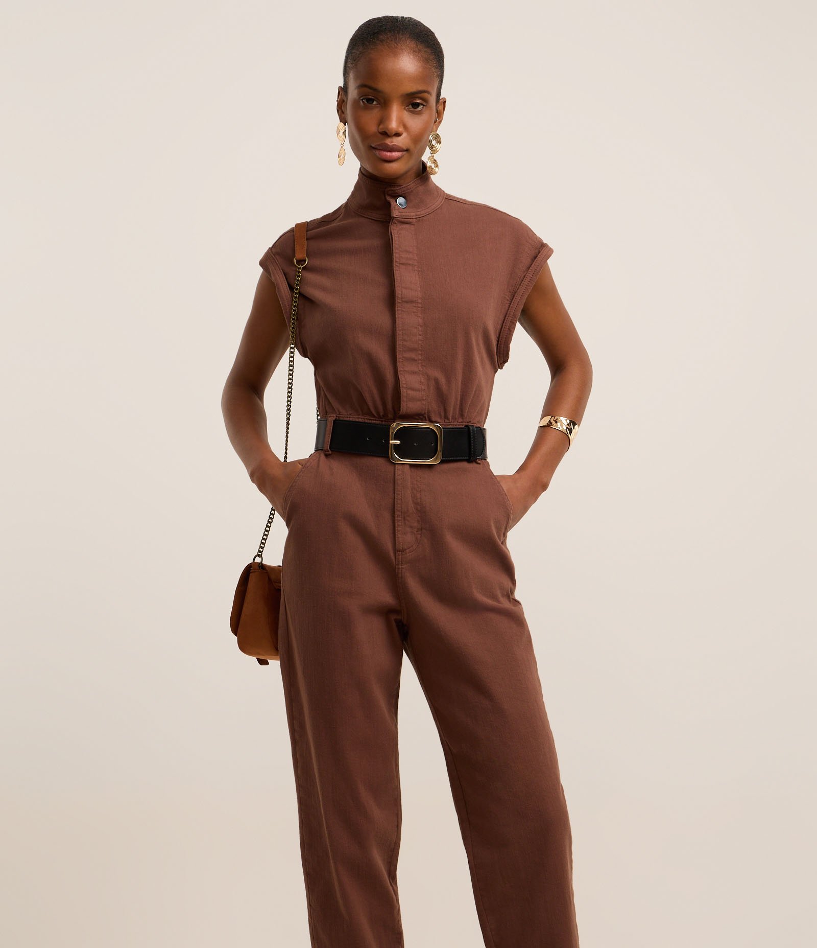 Macacão em Sarja Sem Manga com Botão Duplo Marrom 2