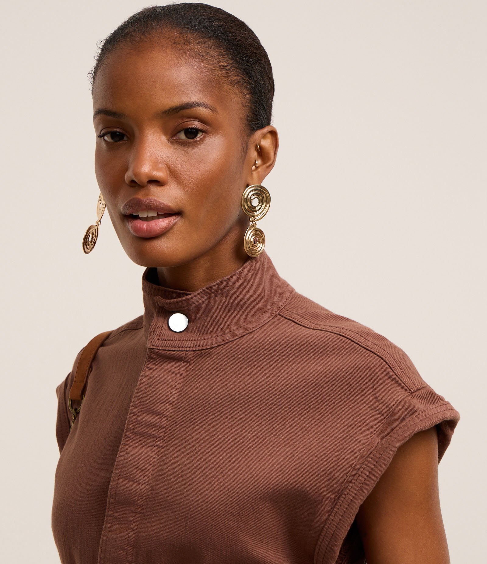 Macacão em Sarja Sem Manga com Botão Duplo Marrom 5