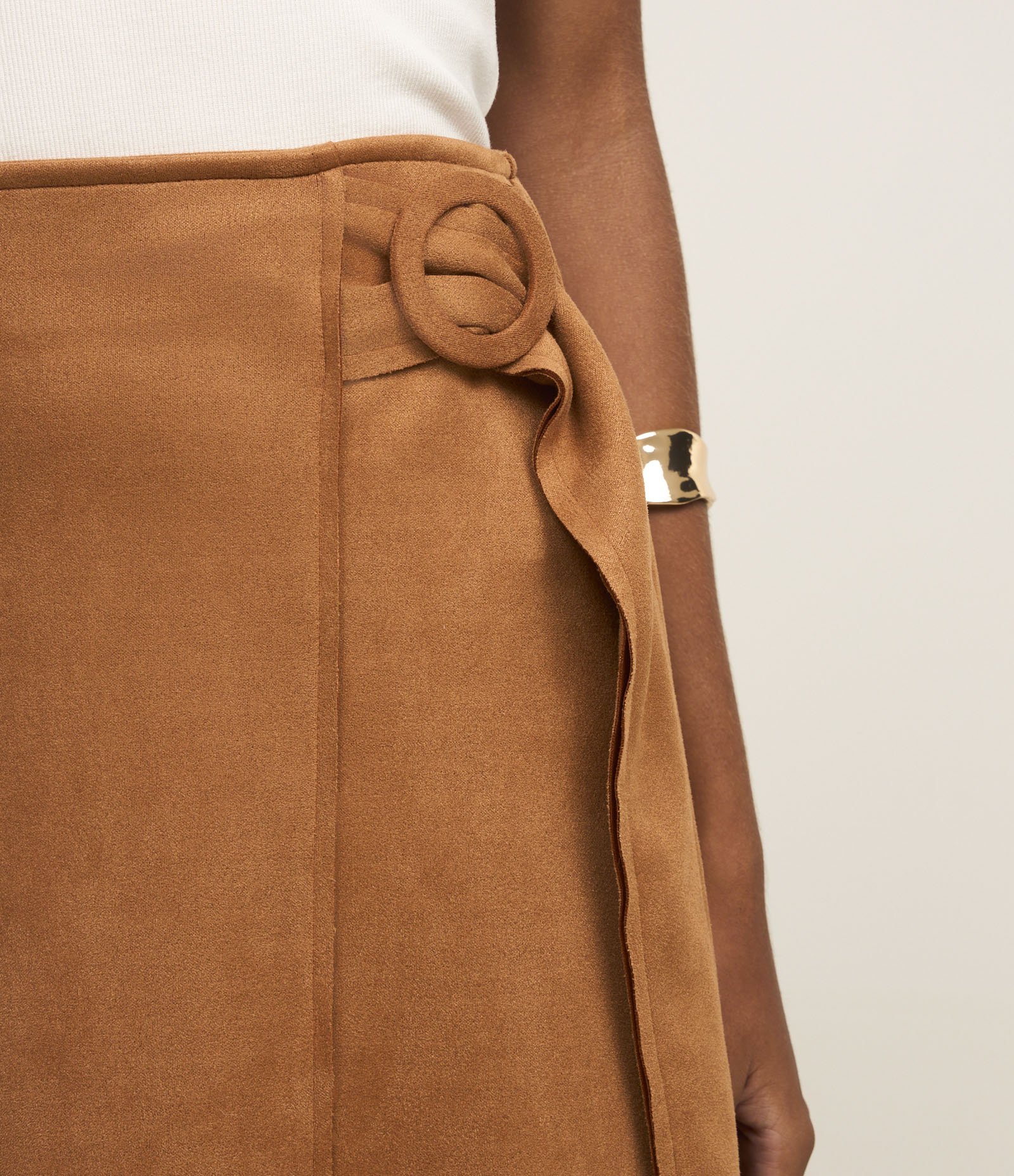 Saia Midi em Malha Suede com Detalhe Fivela Lateral 4