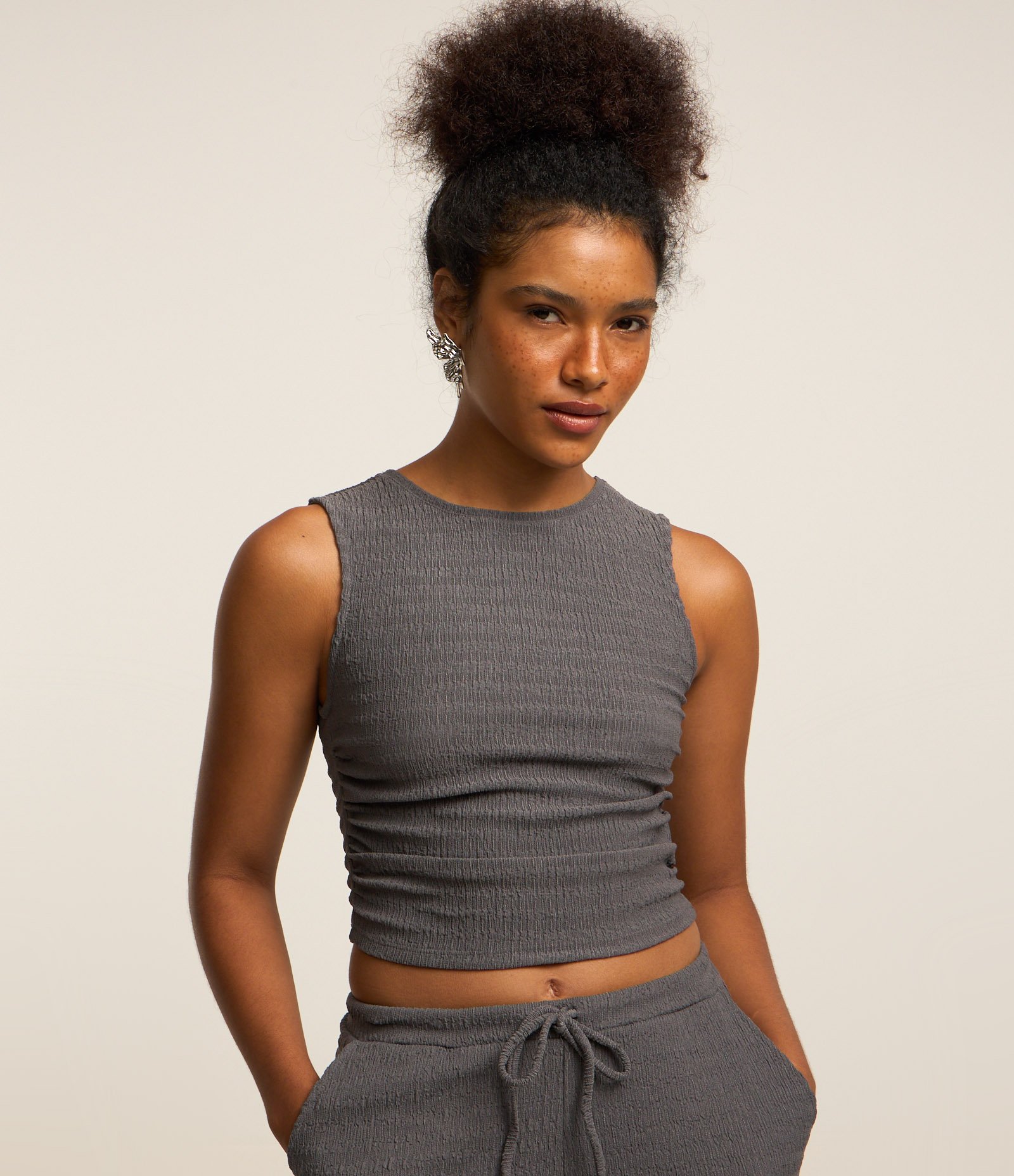Blusa Texturizada com Franzidos Laterais Cinza 1
