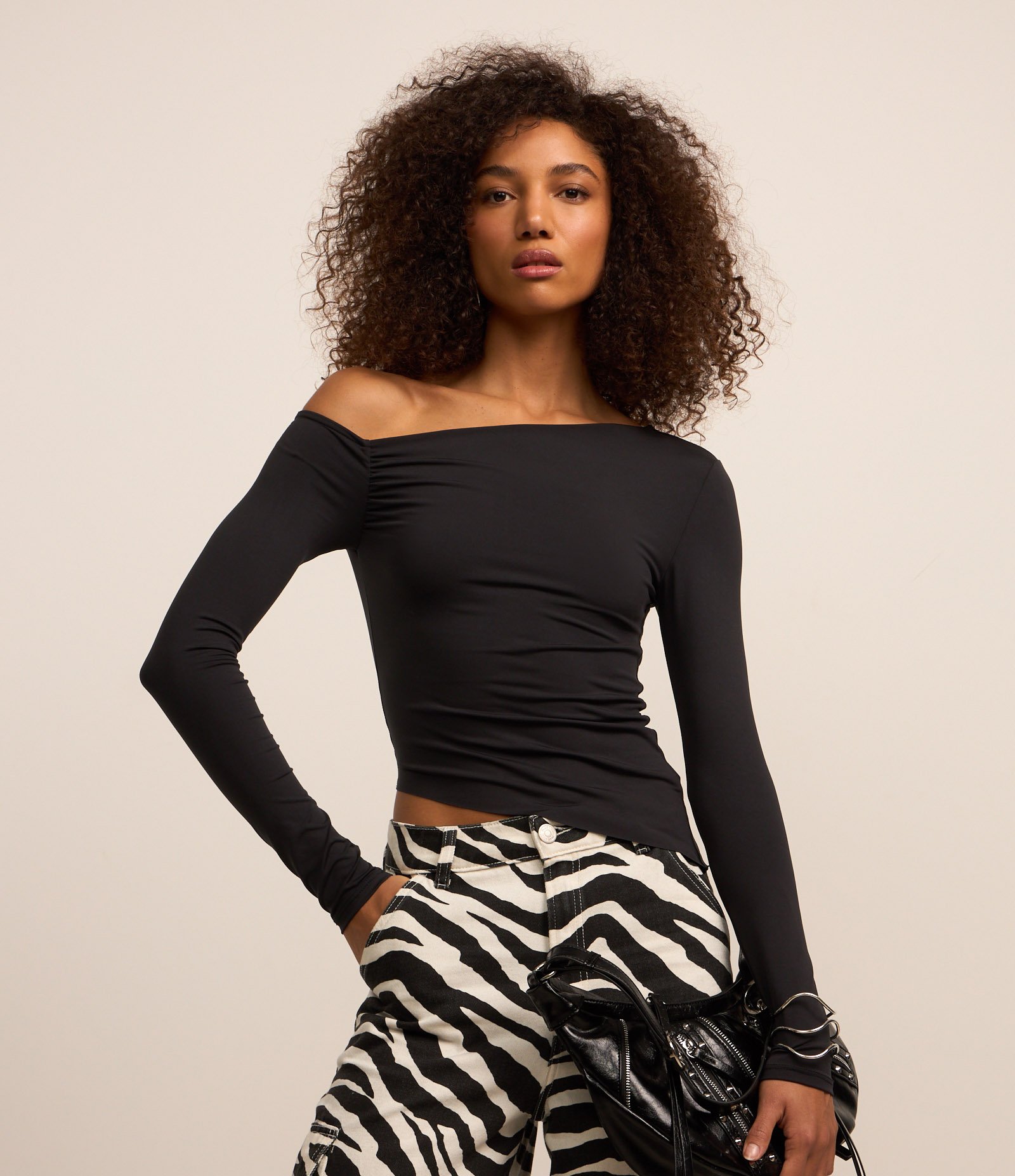 Blusa com Decote Assimétrico Detalhe Drapeado na Cava e Manga Longa Preto 1