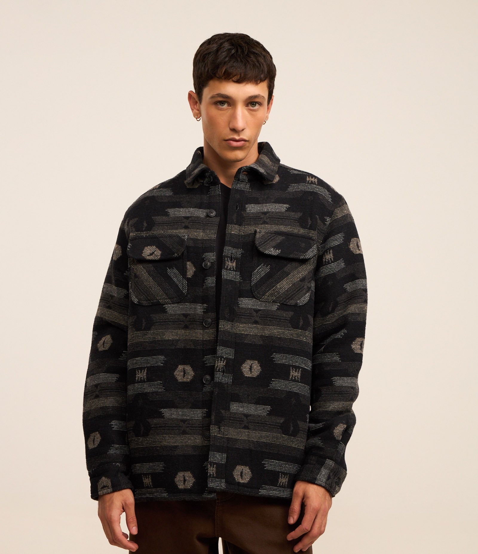 Jaqueta Oversized em Sherpa com Estampa Étnica Cinza 1