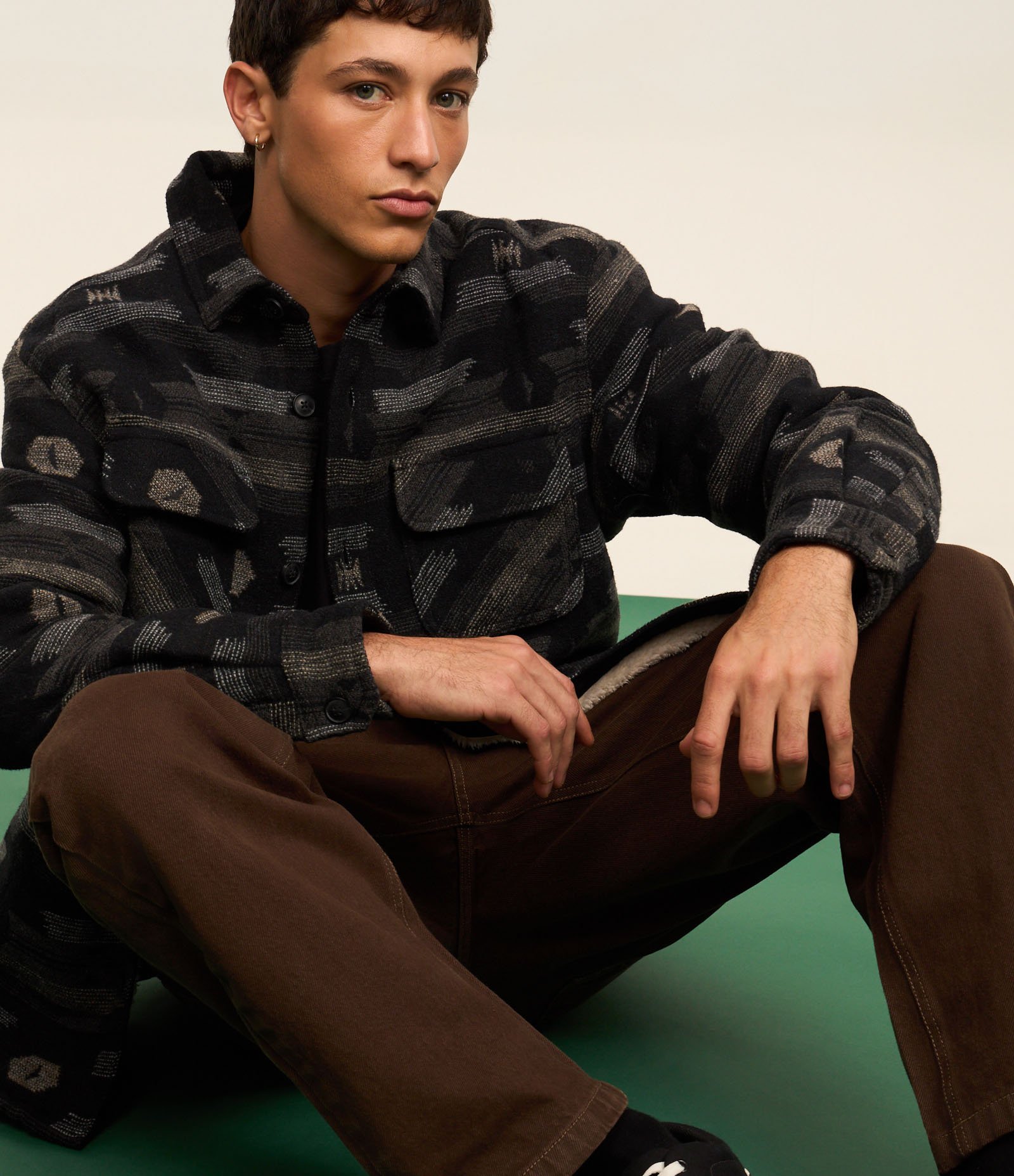 Jaqueta Oversized em Sherpa com Estampa Étnica Cinza 3