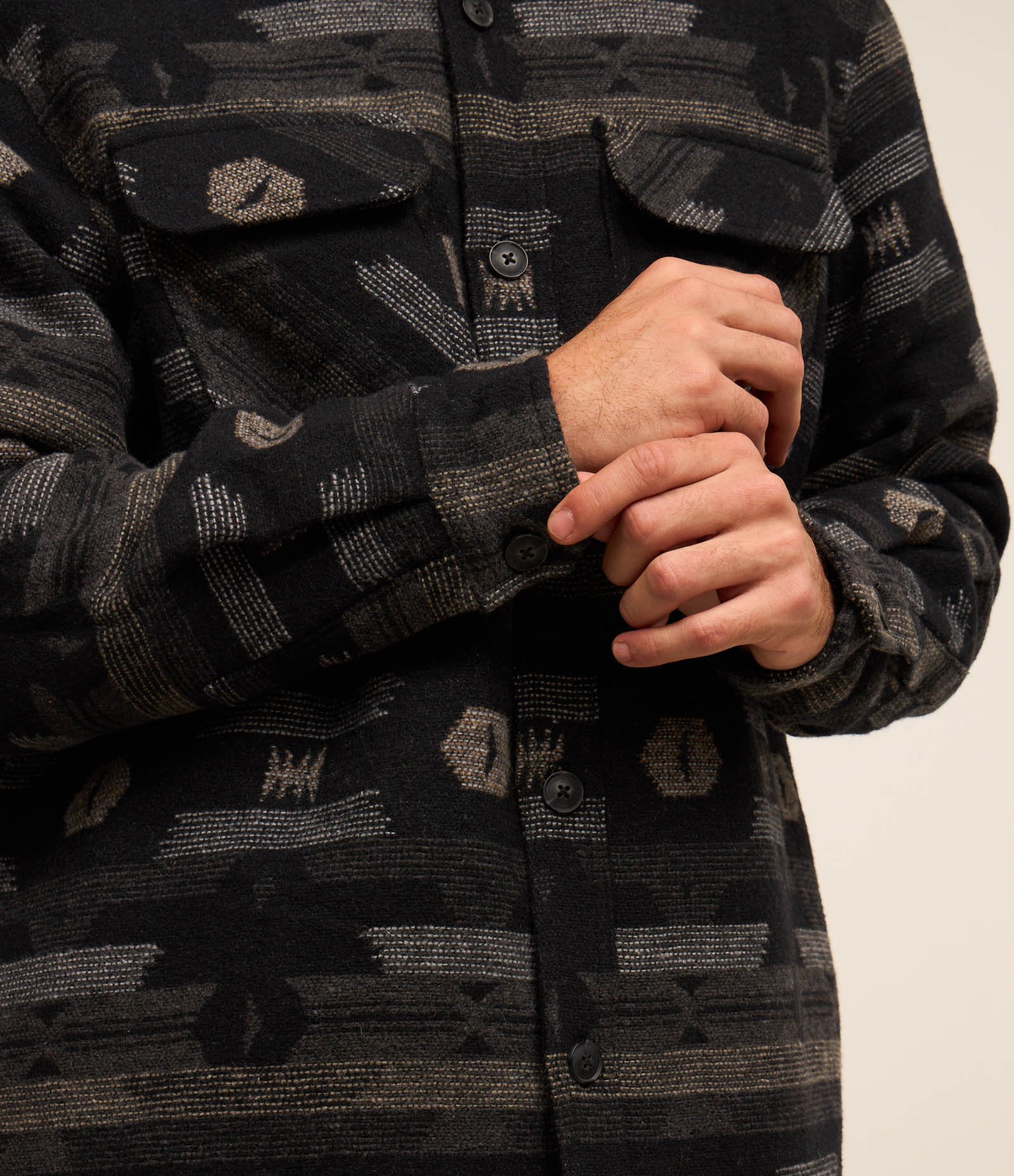 Jaqueta Oversized em Sherpa com Estampa Étnica Cinza 4