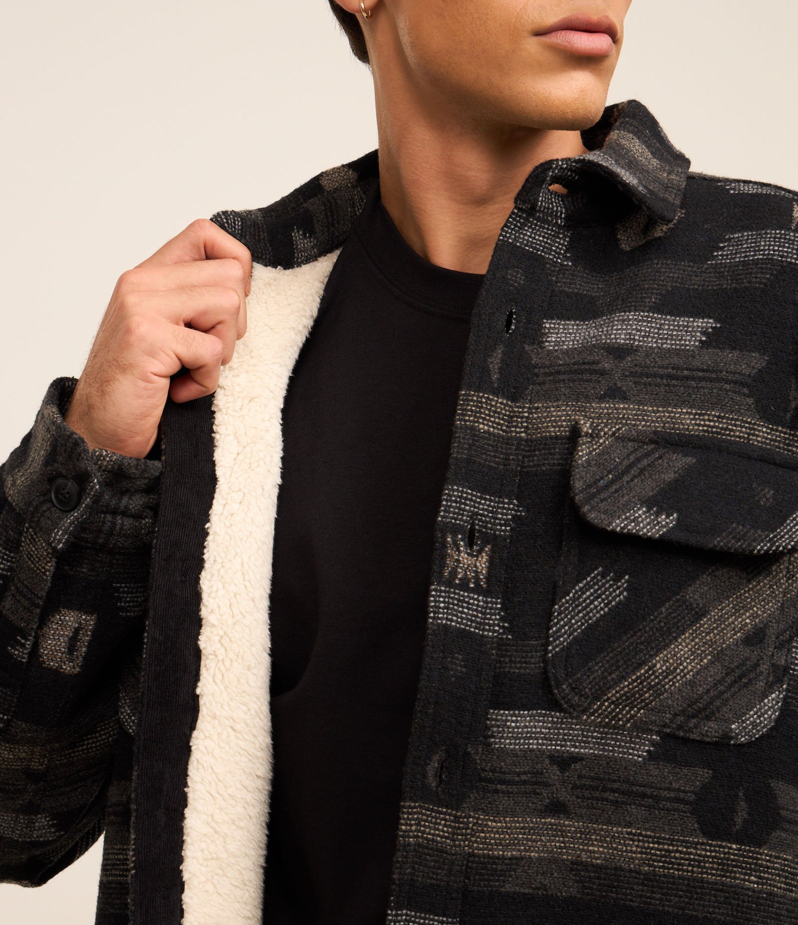 Jaqueta Oversized em Sherpa com Estampa Étnica Cinza 5