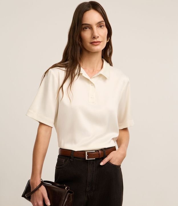 Camisa com Efeito Acetinado e Gola Polo
